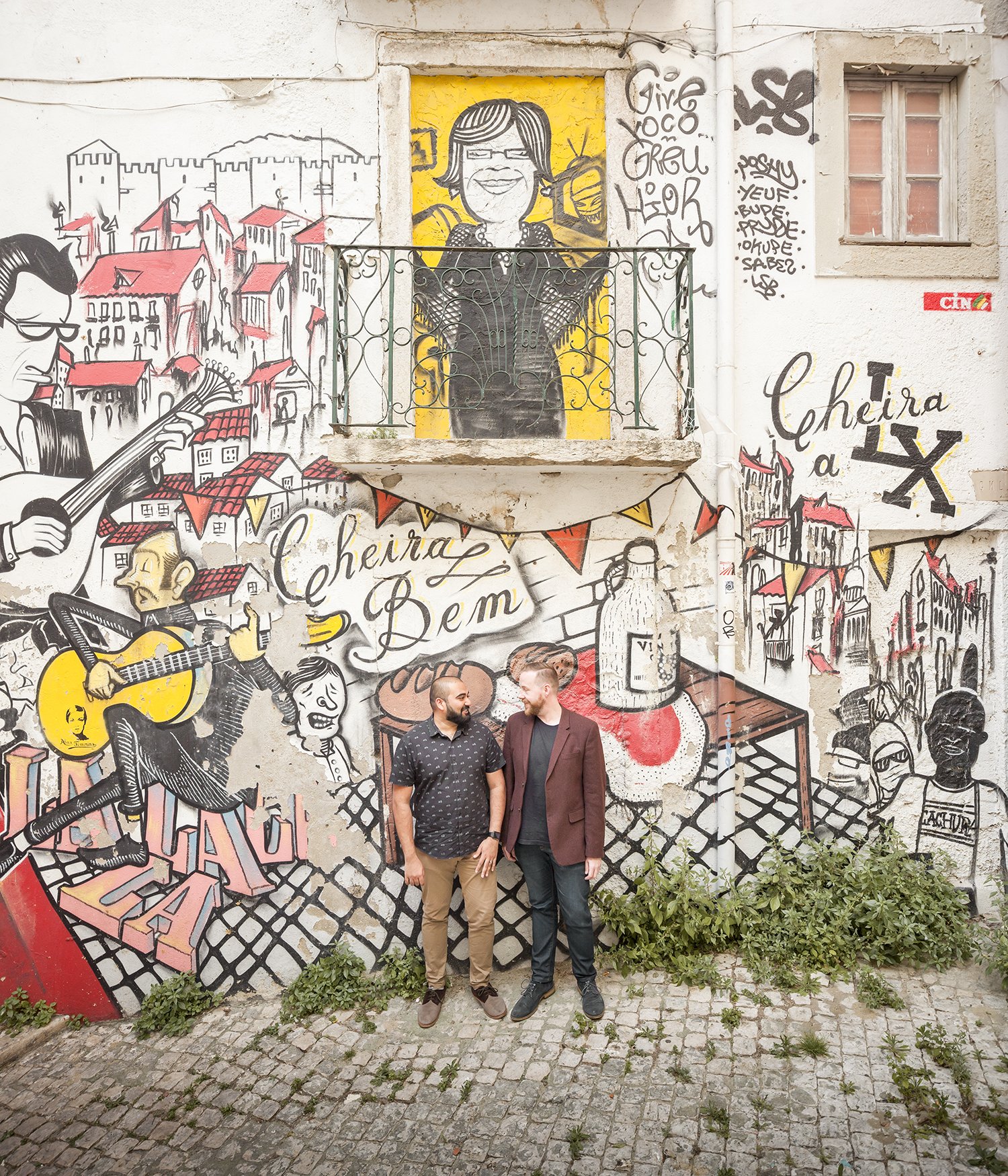 surprise-wedding-proposal-photoshoot-fado-mural-alfama-lisboa-ana-lucia-da-cruz-terra-fotografia-flytographer-17.jpg