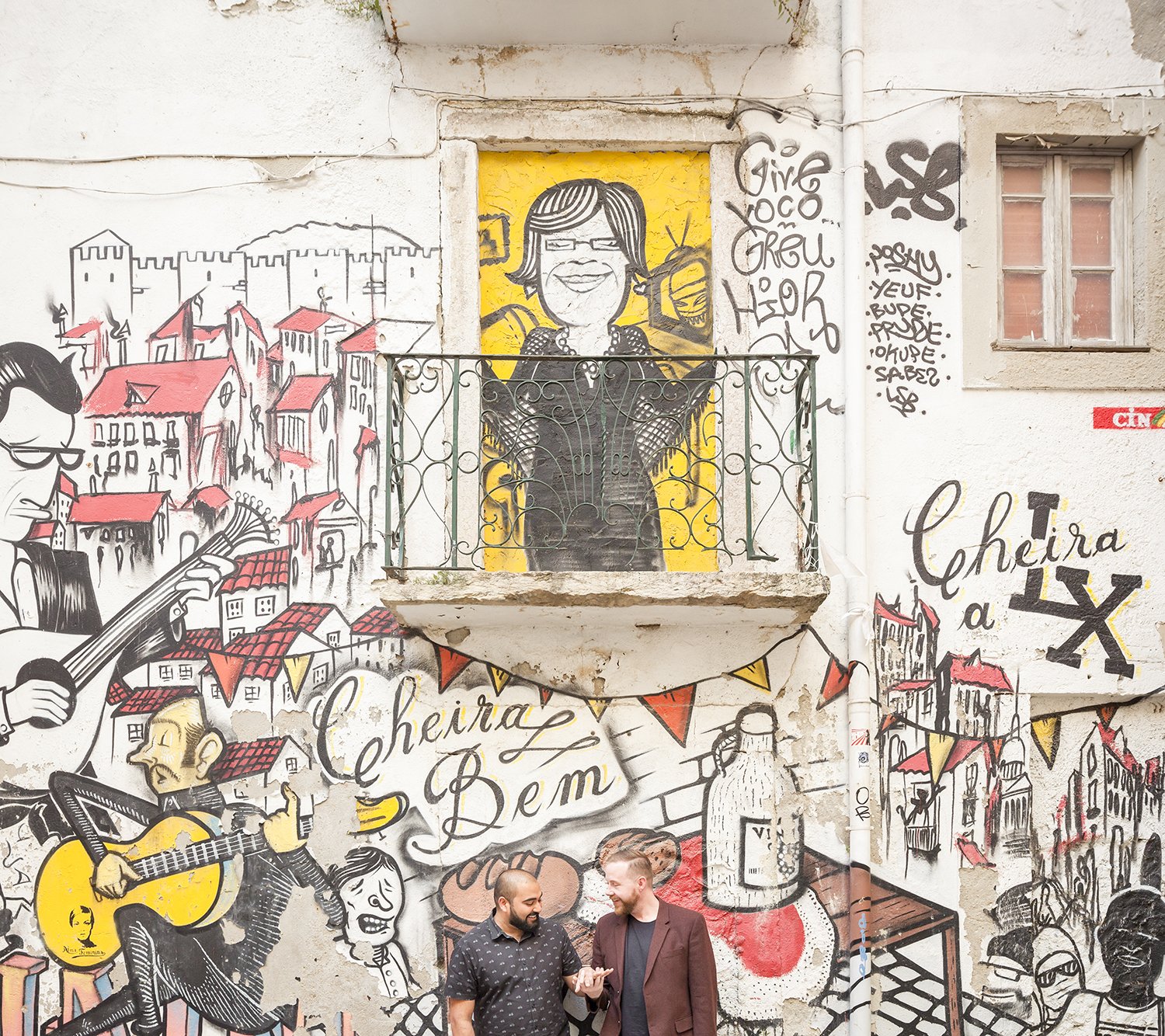 surprise-wedding-proposal-photoshoot-fado-mural-alfama-lisboa-ana-lucia-da-cruz-terra-fotografia-flytographer-18.jpg