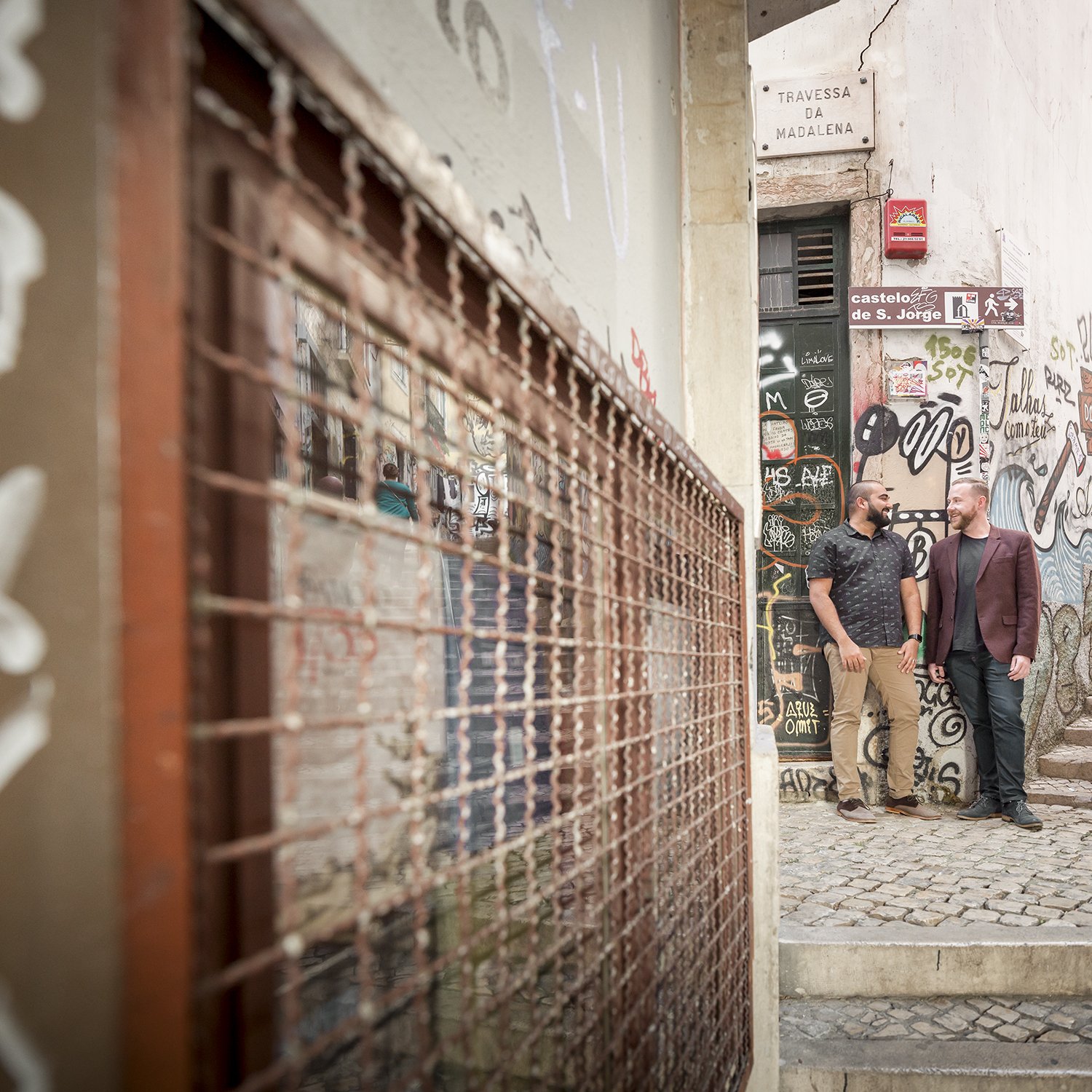 surprise-wedding-proposal-photoshoot-fado-mural-alfama-lisboa-ana-lucia-da-cruz-terra-fotografia-flytographer-22.jpg