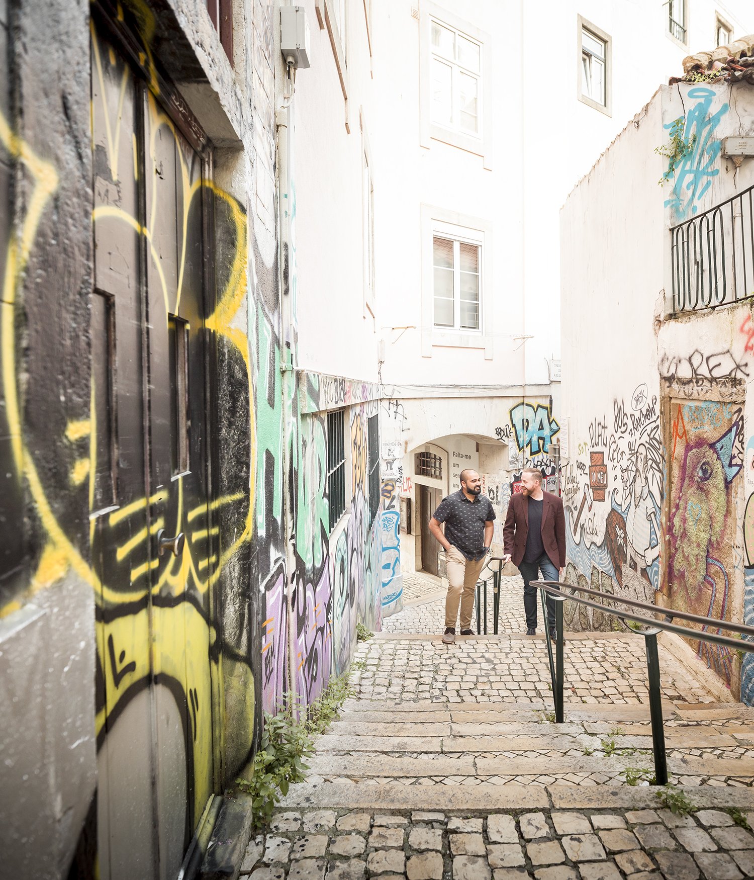 surprise-wedding-proposal-photoshoot-fado-mural-alfama-lisboa-ana-lucia-da-cruz-terra-fotografia-flytographer-25.jpg