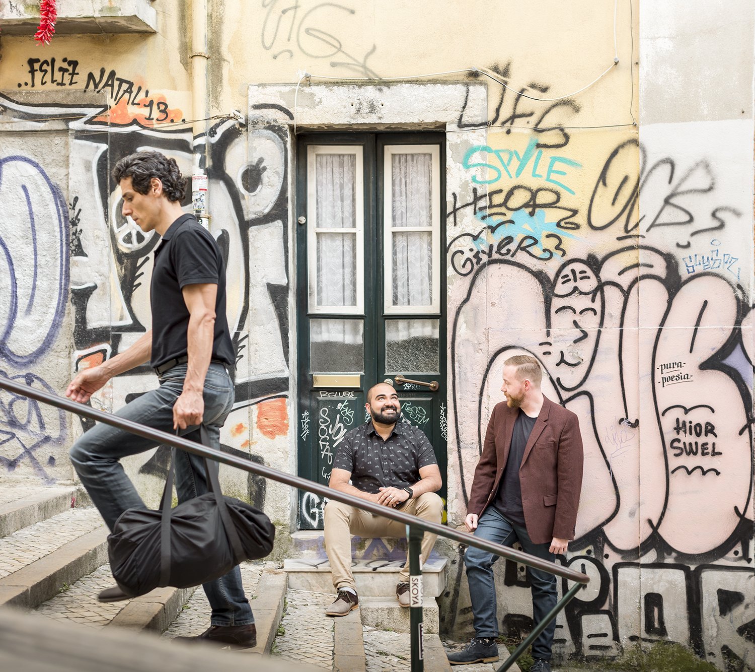 surprise-wedding-proposal-photoshoot-fado-mural-alfama-lisboa-ana-lucia-da-cruz-terra-fotografia-flytographer-31.jpg