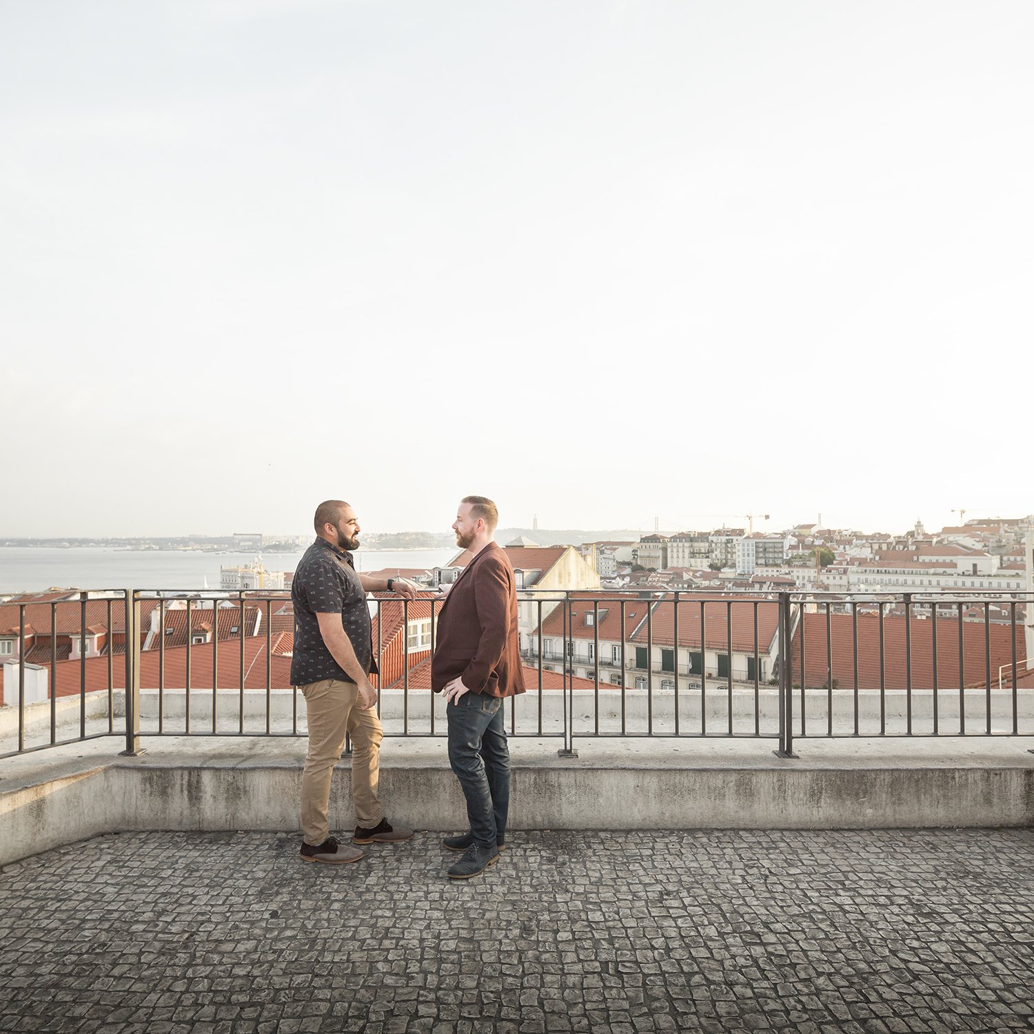 surprise-wedding-proposal-photoshoot-fado-mural-alfama-lisboa-ana-lucia-da-cruz-terra-fotografia-flytographer-45.jpg