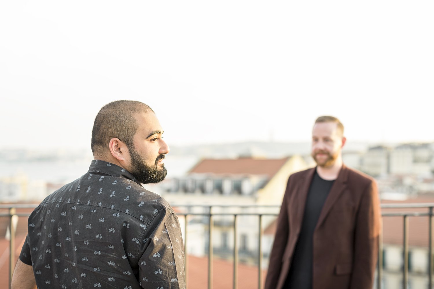 surprise-wedding-proposal-photoshoot-fado-mural-alfama-lisboa-ana-lucia-da-cruz-terra-fotografia-flytographer-50.jpg