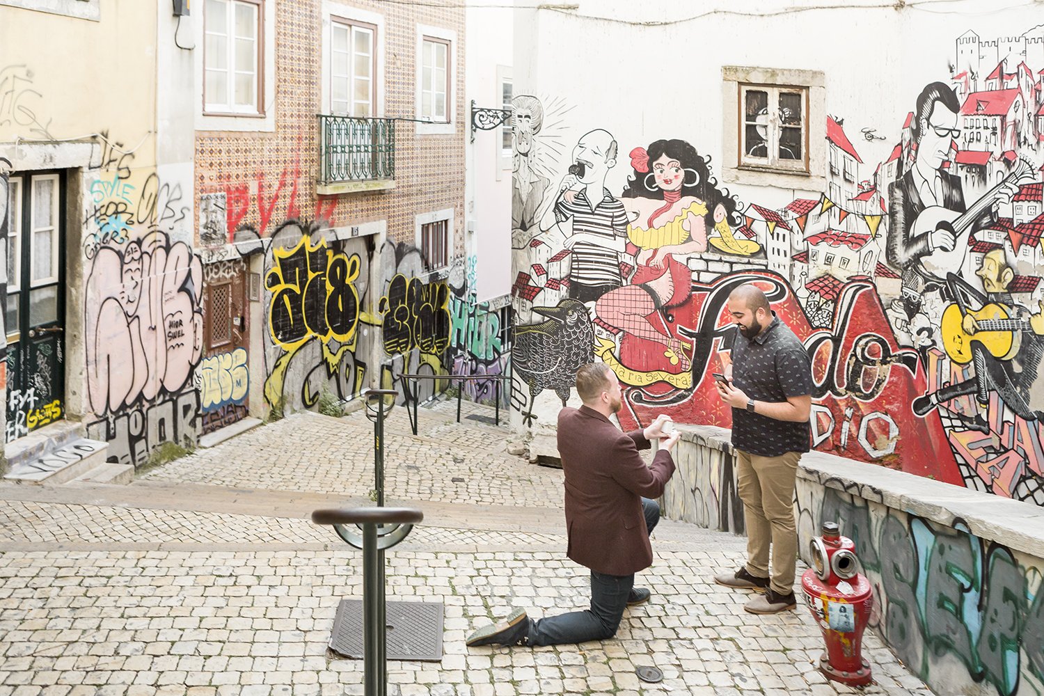 surprise-wedding-proposal-photoshoot-fado-mural-alfama-lisboa-ana-lucia-da-cruz-terra-fotografia-flytographer-05.jpg