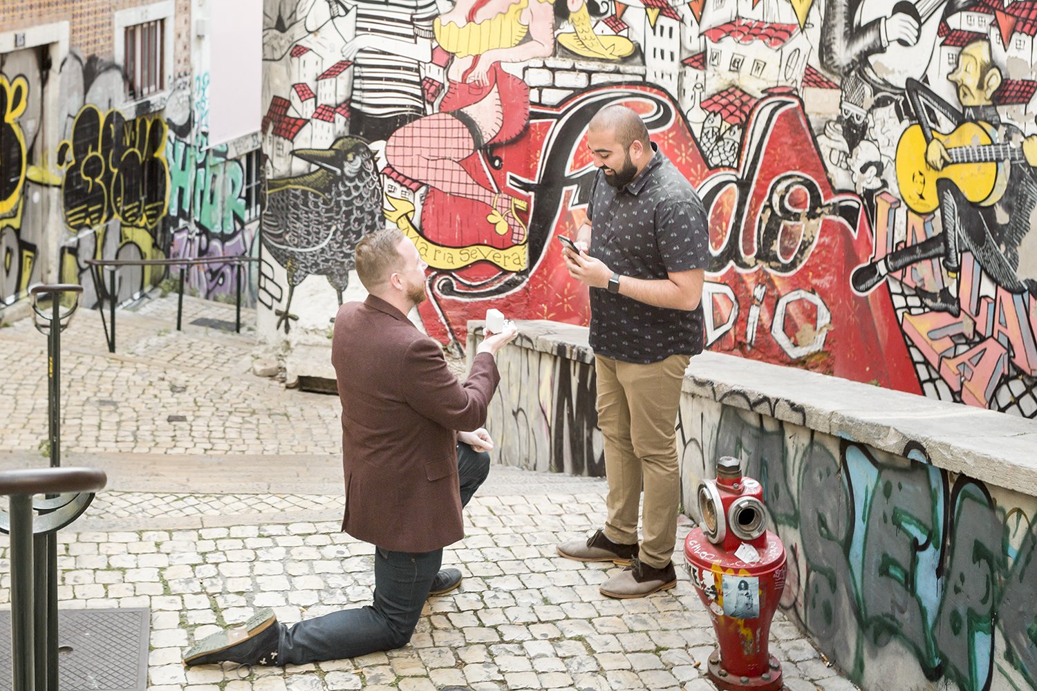 surprise-wedding-proposal-photoshoot-fado-mural-alfama-lisboa-ana-lucia-da-cruz-terra-fotografia-flytographer-06.jpg