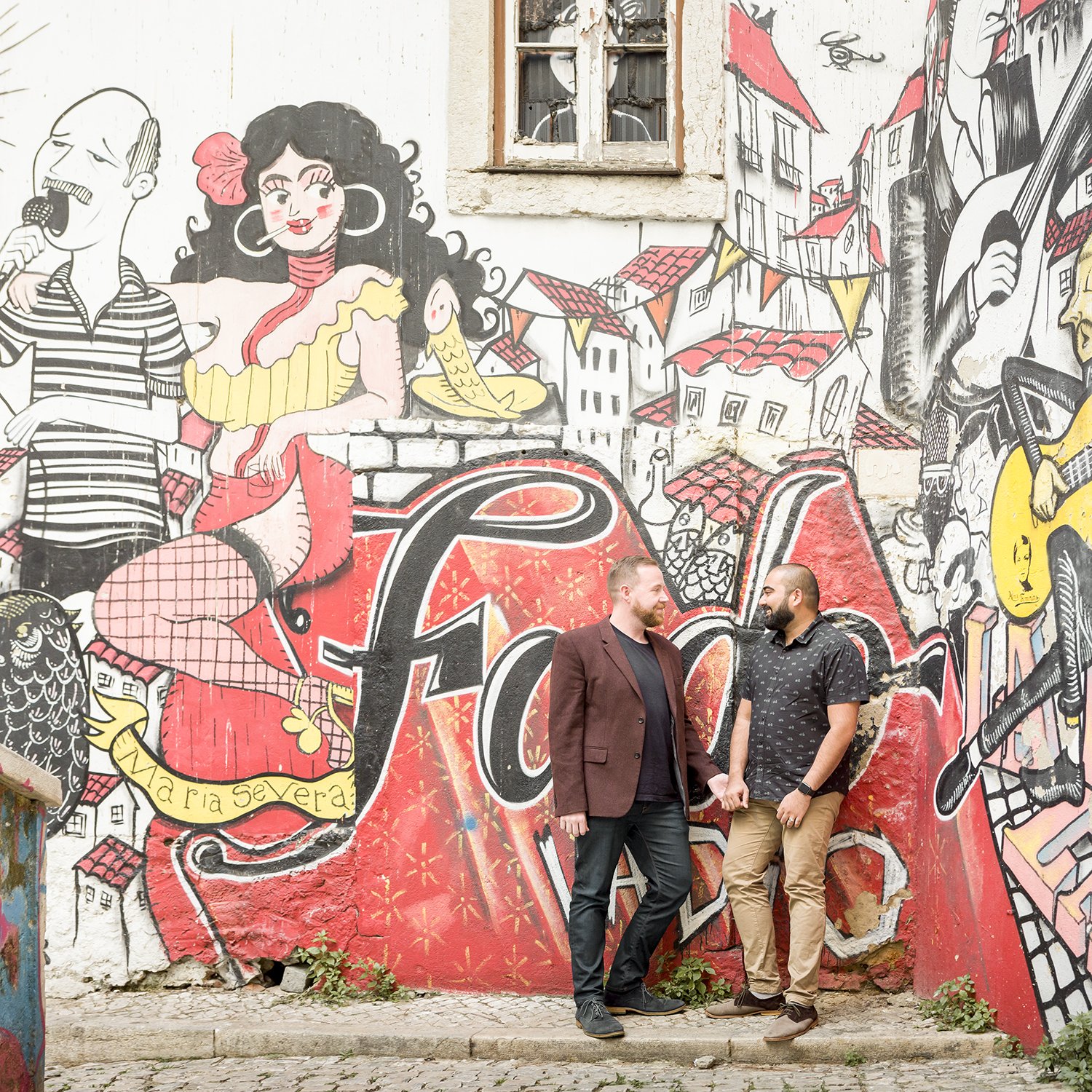 surprise-wedding-proposal-photoshoot-fado-mural-alfama-lisboa-ana-lucia-da-cruz-terra-fotografia-flytographer-15.jpg