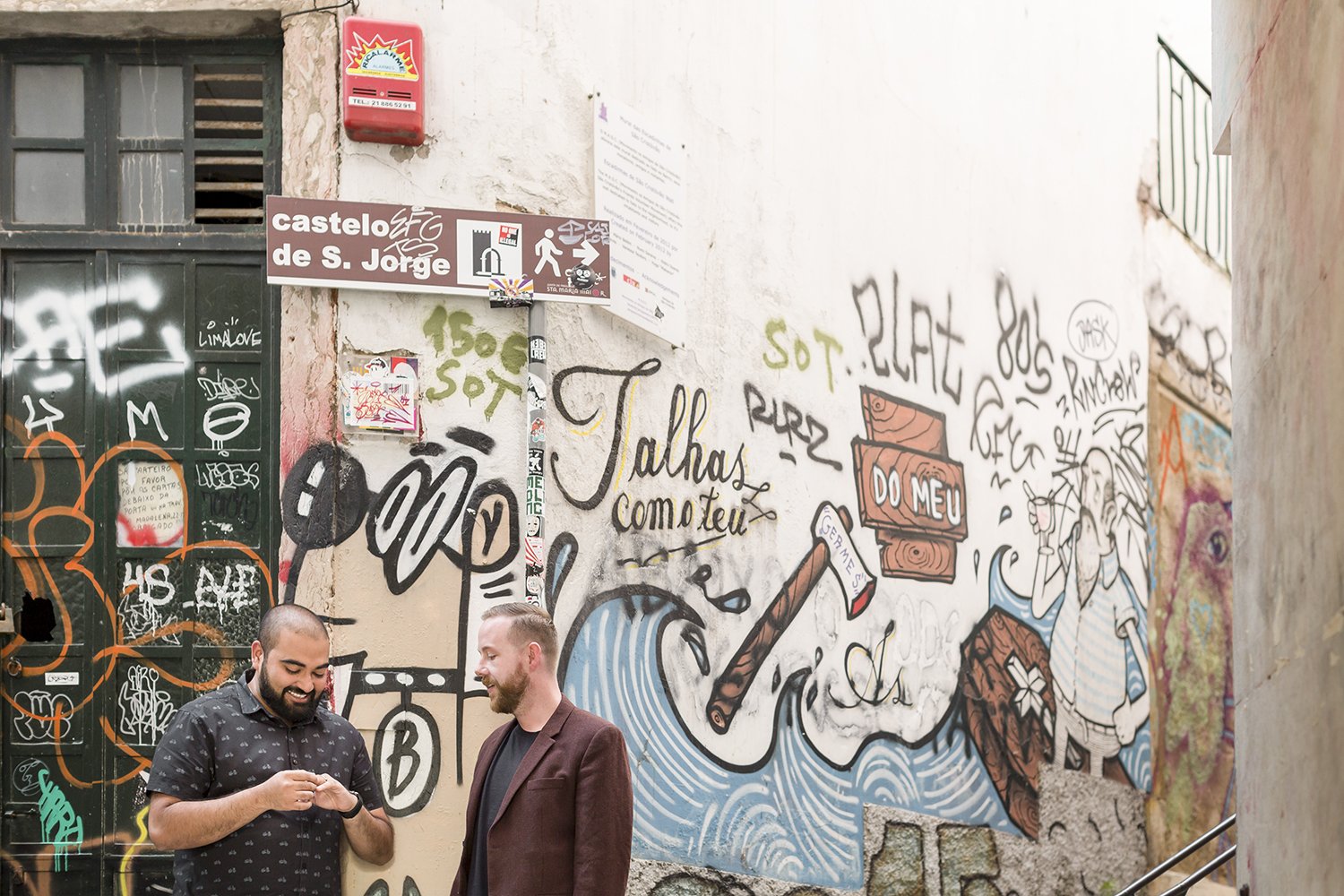 surprise-wedding-proposal-photoshoot-fado-mural-alfama-lisboa-ana-lucia-da-cruz-terra-fotografia-flytographer-23.jpg