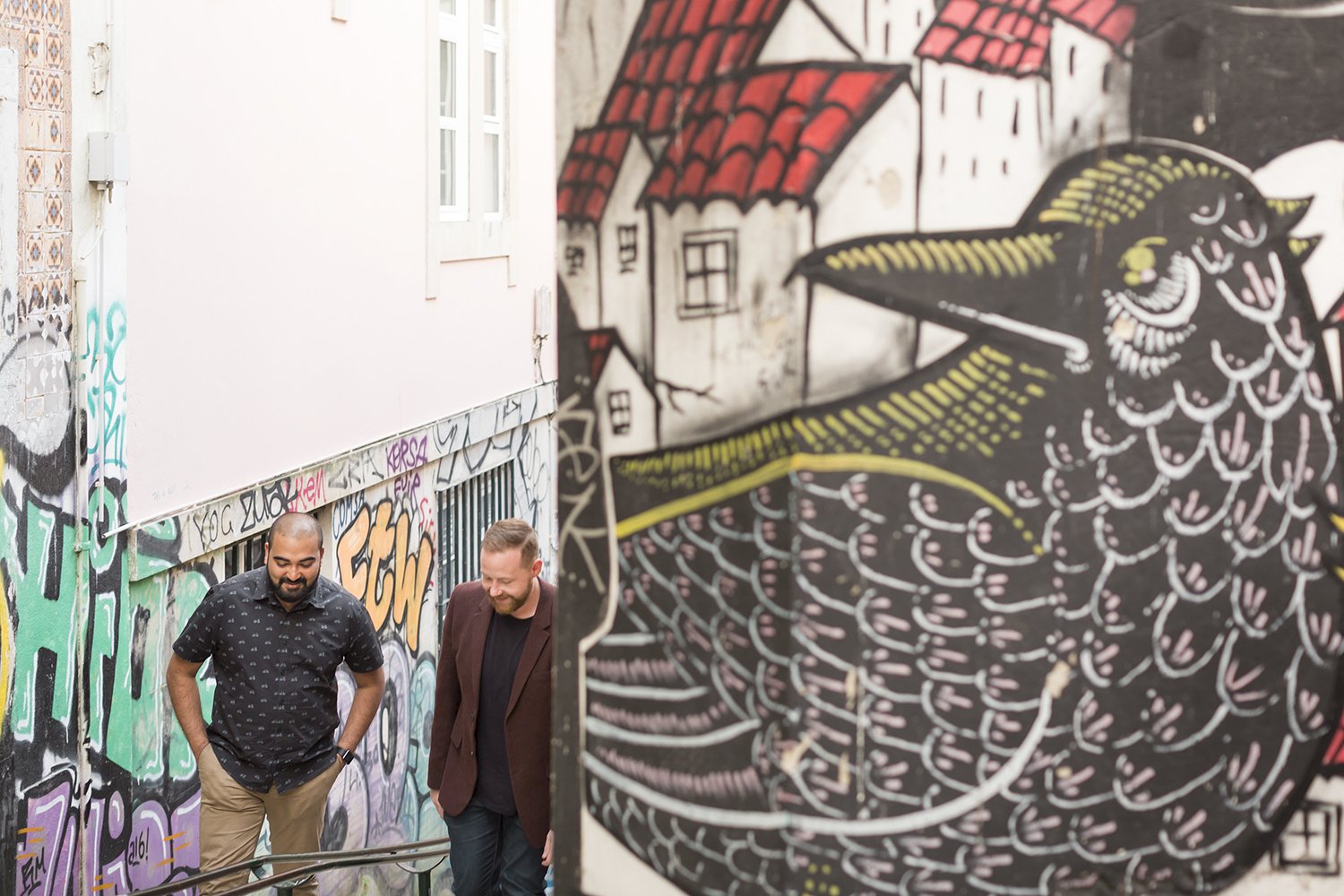 surprise-wedding-proposal-photoshoot-fado-mural-alfama-lisboa-ana-lucia-da-cruz-terra-fotografia-flytographer-26.jpg