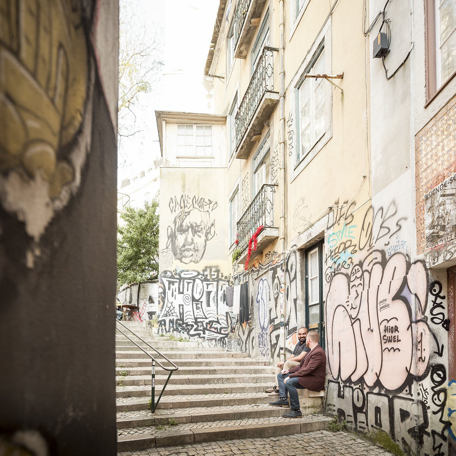 surprise-wedding-proposal-photoshoot-fado-mural-alfama-lisboa-ana-lucia-da-cruz-terra-fotografia-flytographer-27.jpg