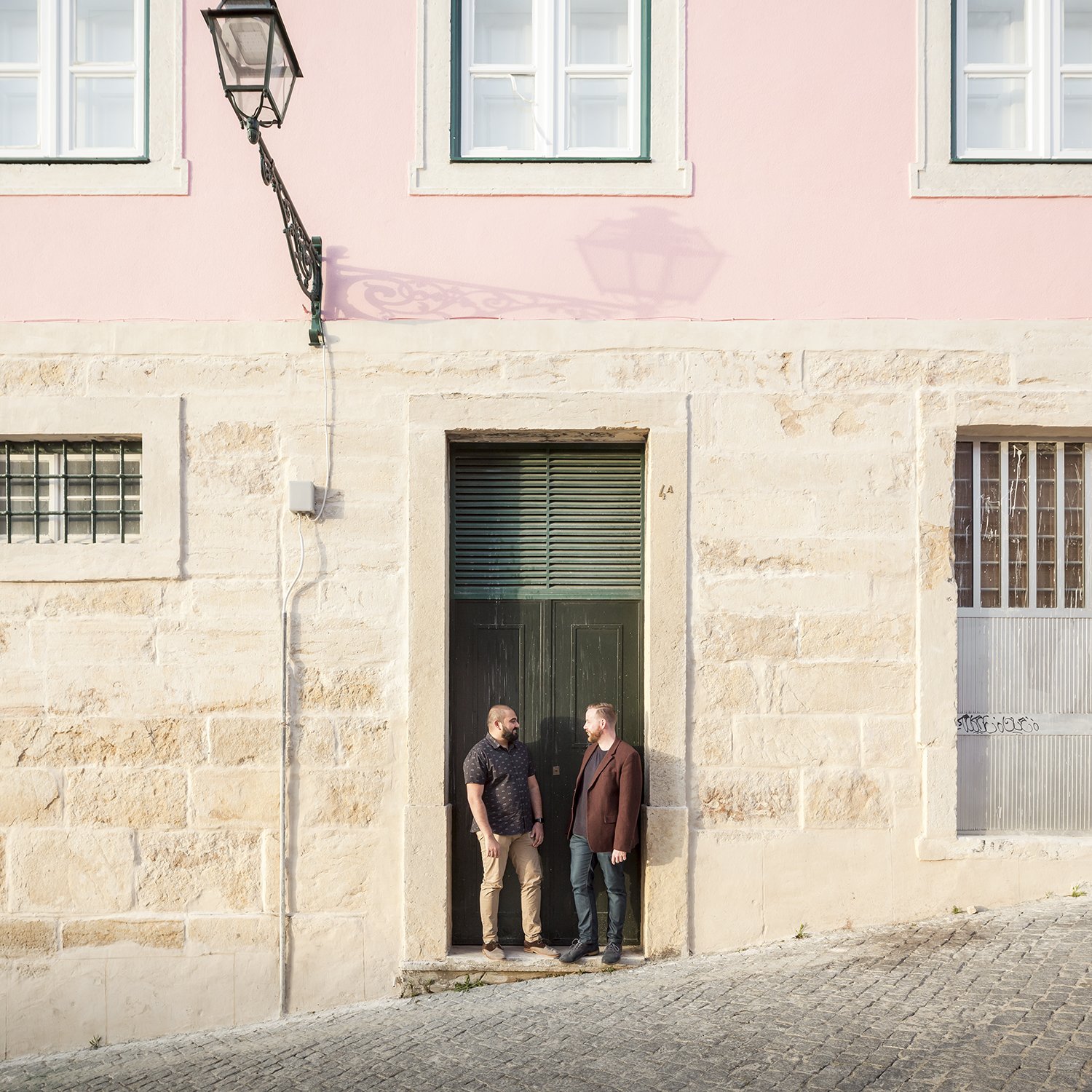 surprise-wedding-proposal-photoshoot-fado-mural-alfama-lisboa-ana-lucia-da-cruz-terra-fotografia-flytographer-40.jpg