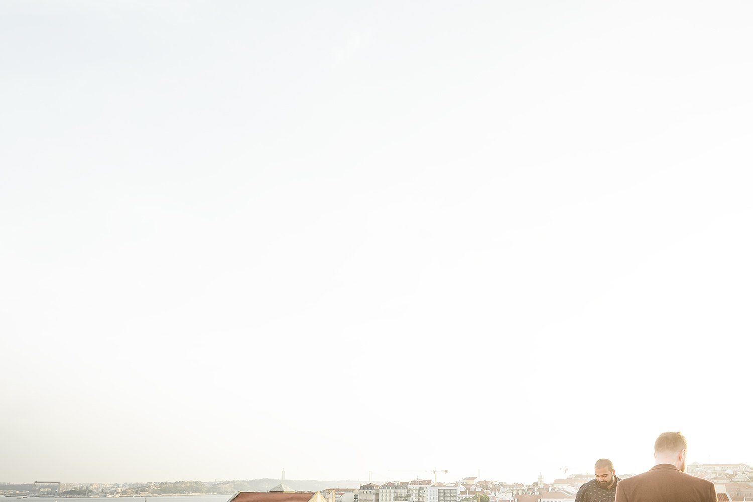 surprise-wedding-proposal-photoshoot-fado-mural-alfama-lisboa-ana-lucia-da-cruz-terra-fotografia-flytographer-47.jpg