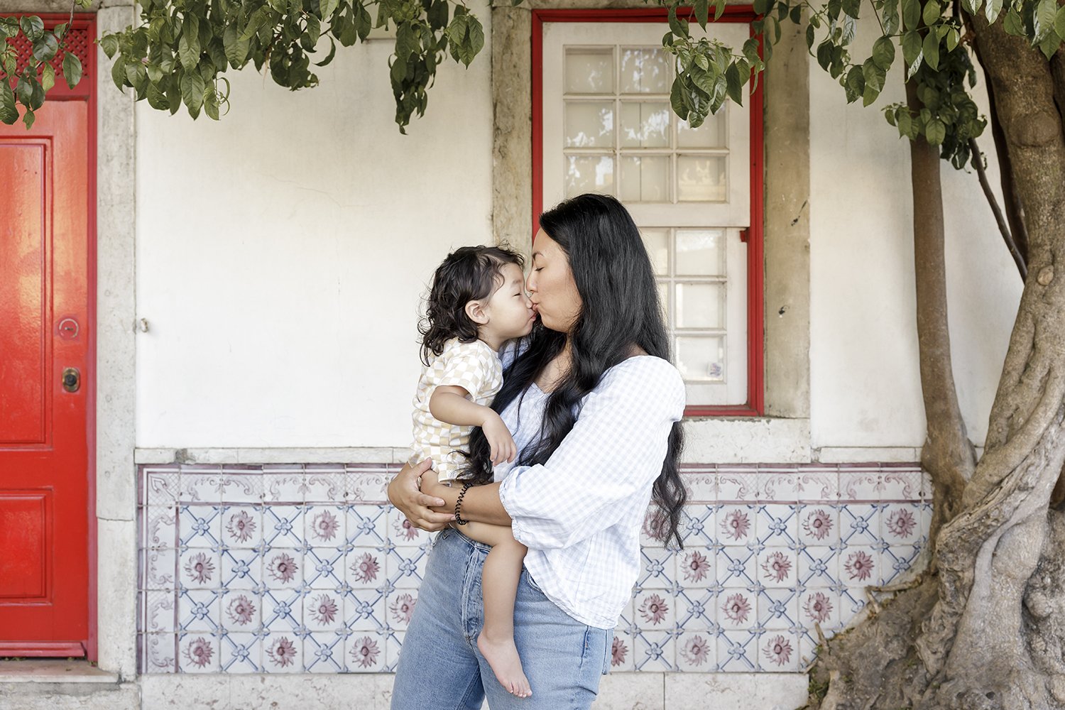 lisbon-family-photographer-alfama-ana-lucia-da-cruz-terra-fotografia-flytographer-17.jpg