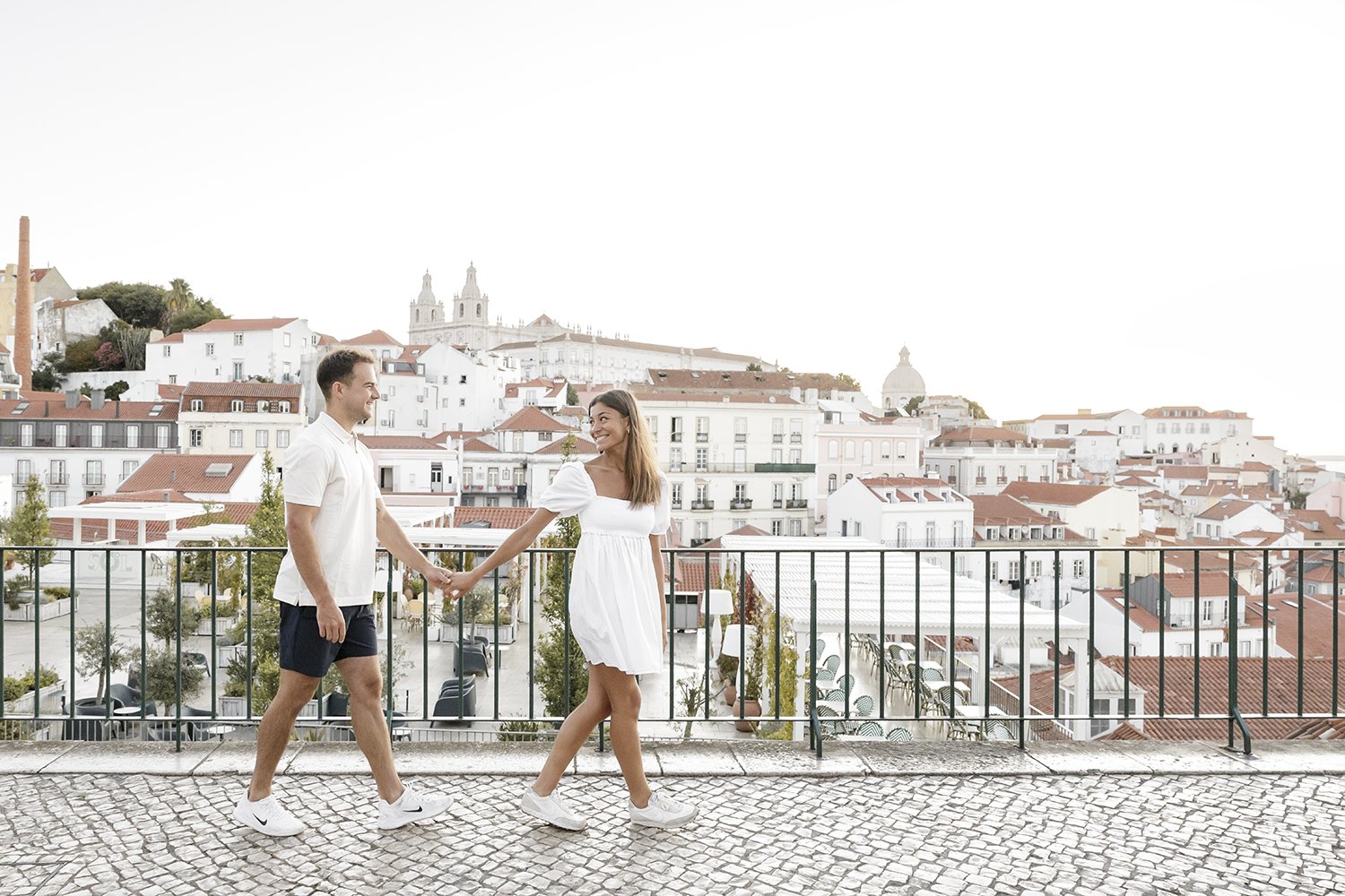 alfama-destination-engagement-session-photographer-ana-lucia-da-cruz-terra-fotografia-flytographer-1.jpg