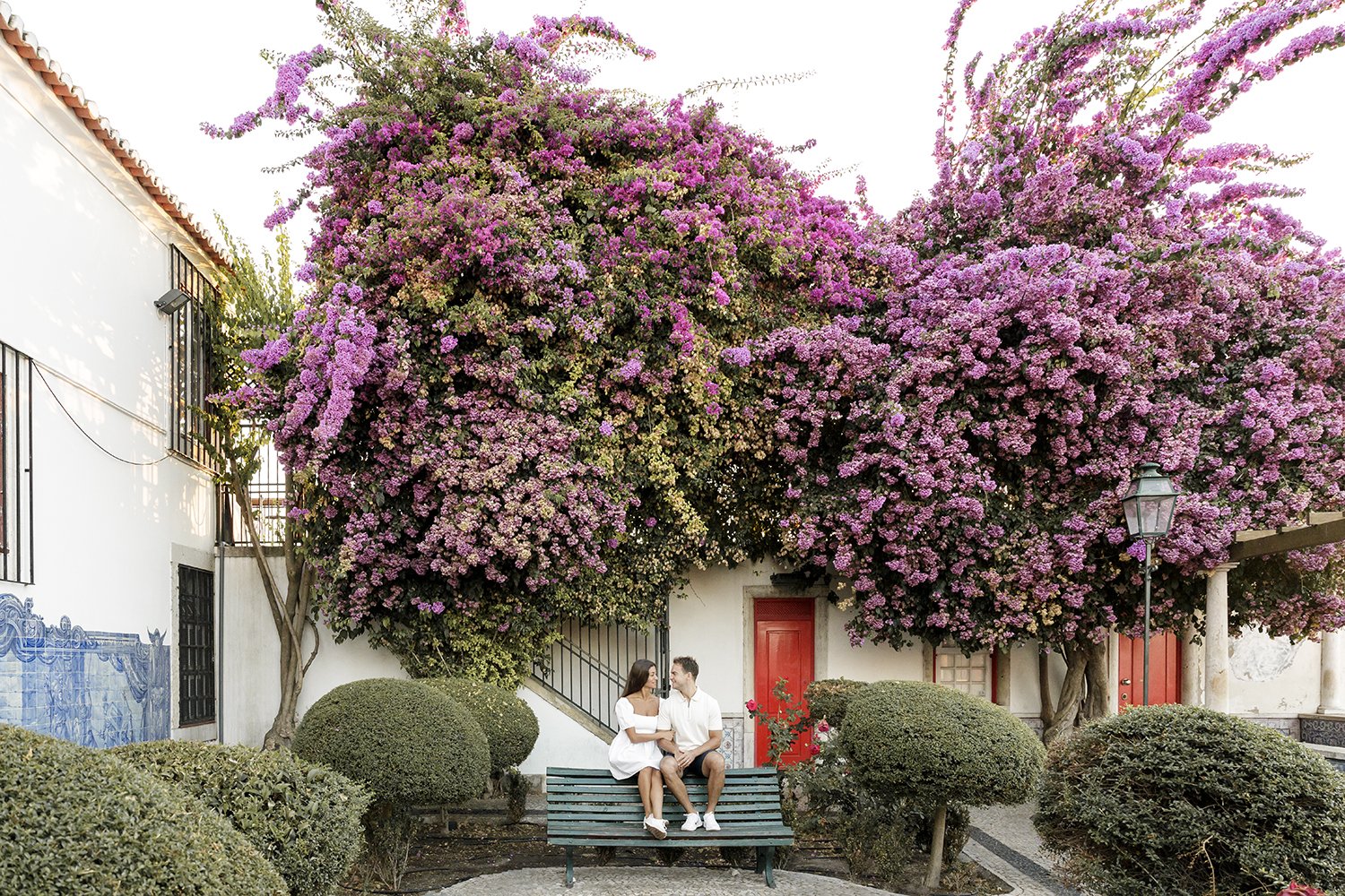 alfama-destination-engagement-session-photographer-ana-lucia-da-cruz-terra-fotografia-flytographer-11.jpg