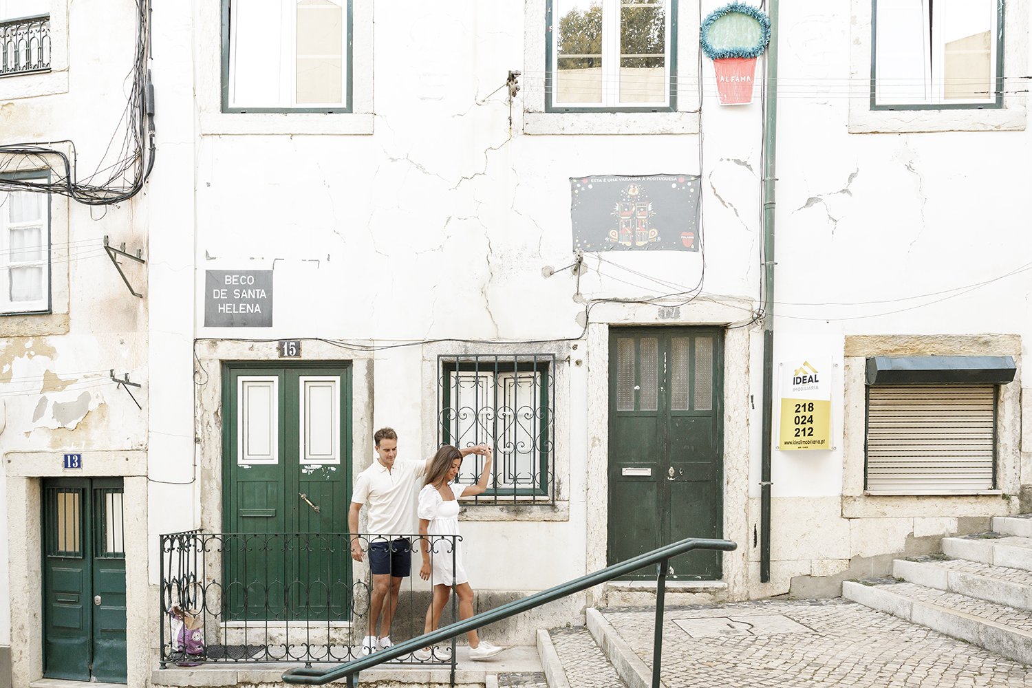 alfama-destination-engagement-session-photographer-ana-lucia-da-cruz-terra-fotografia-flytographer-24.jpg