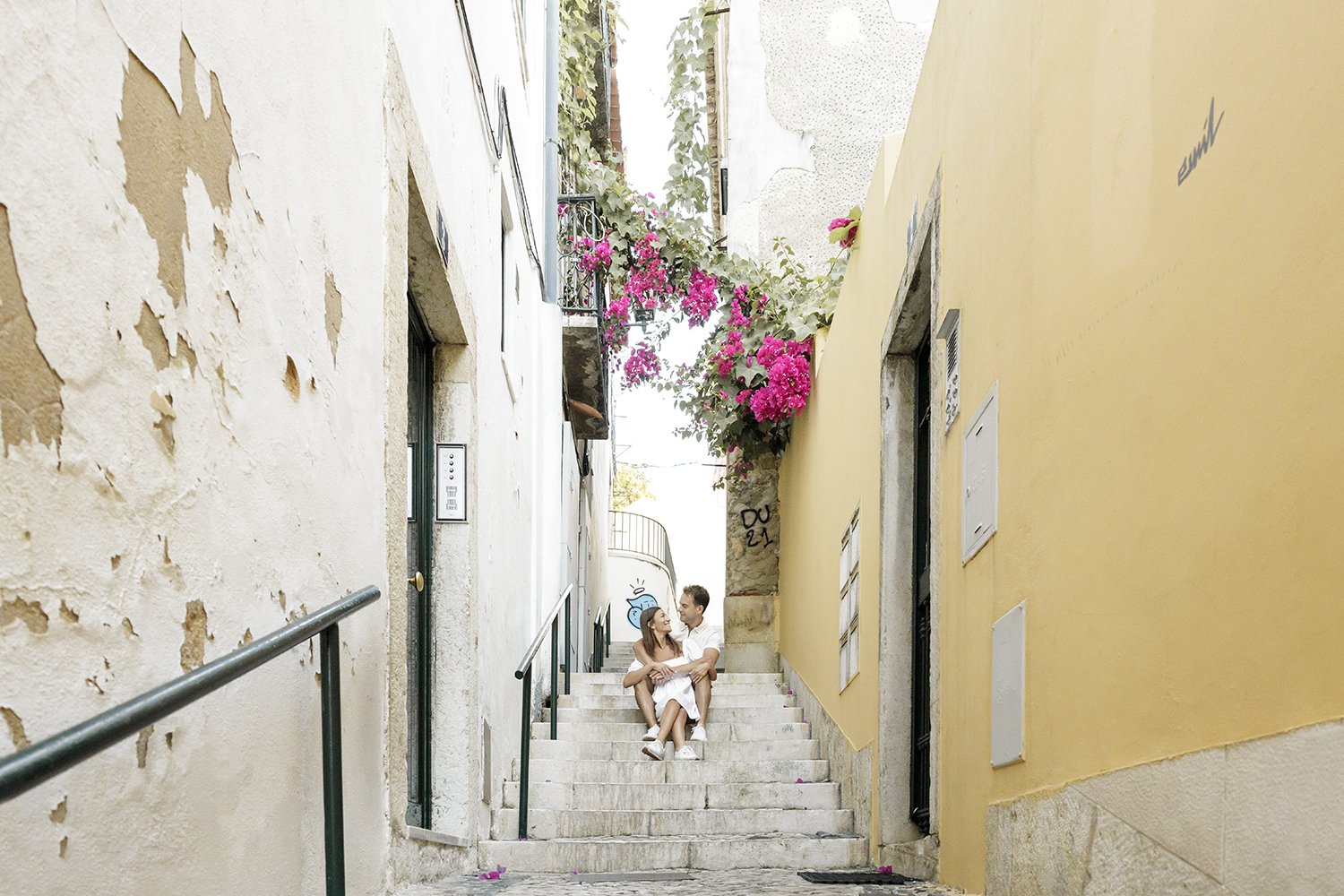 alfama-destination-engagement-session-photographer-ana-lucia-da-cruz-terra-fotografia-flytographer-25.jpg