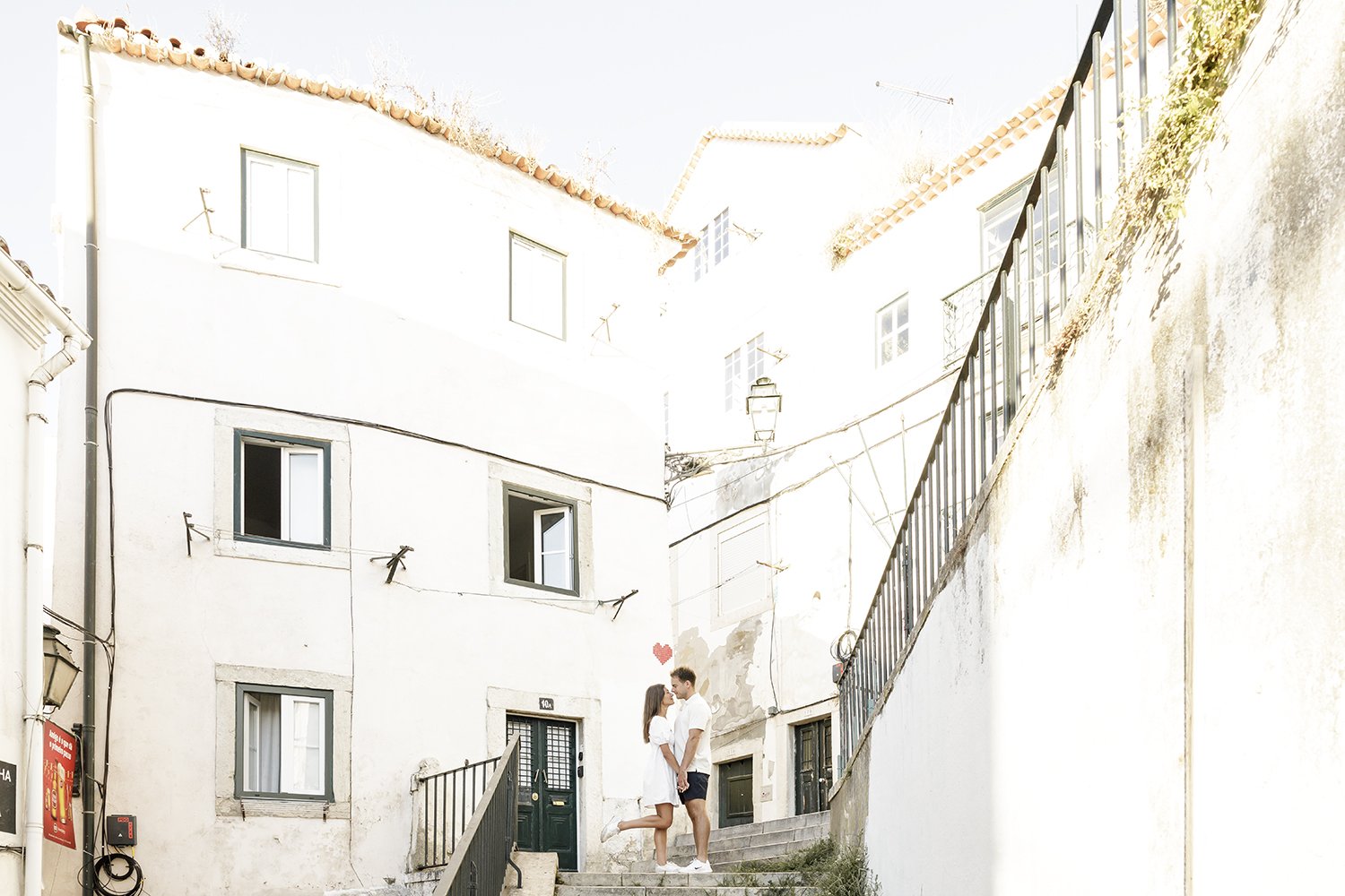 alfama-destination-engagement-session-photographer-ana-lucia-da-cruz-terra-fotografia-flytographer-55.jpg