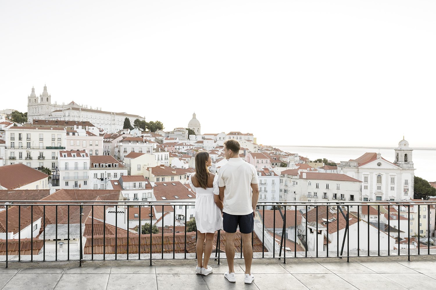 alfama-destination-engagement-session-photographer-ana-lucia-da-cruz-terra-fotografia-flytographer-2.jpg