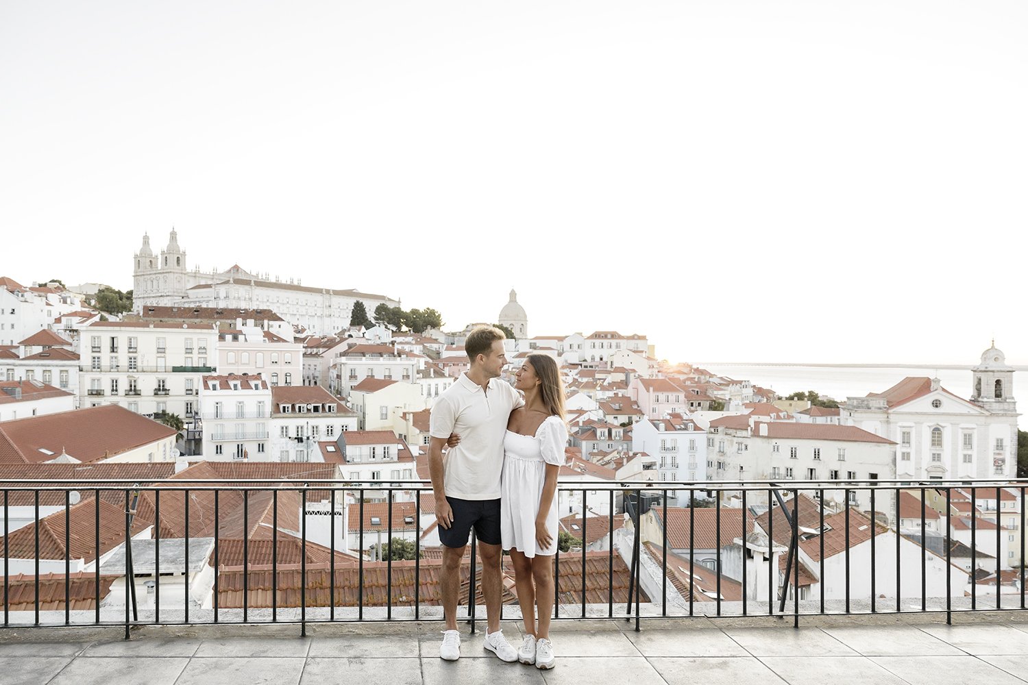 alfama-destination-engagement-session-photographer-ana-lucia-da-cruz-terra-fotografia-flytographer-4.jpg