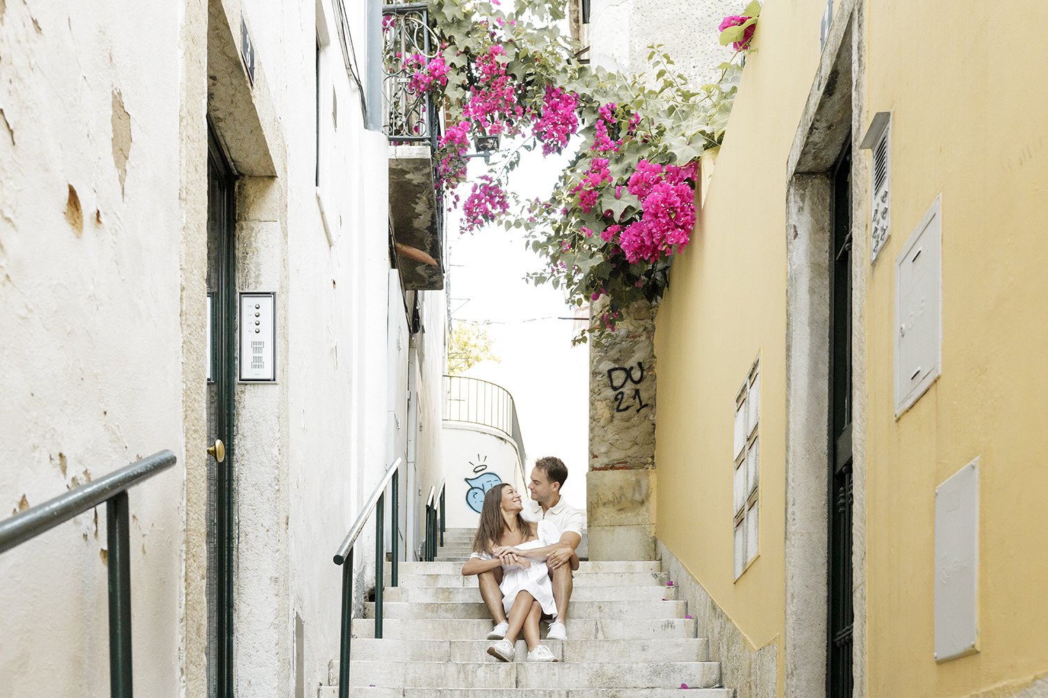 alfama-destination-engagement-session-photographer-ana-lucia-da-cruz-terra-fotografia-flytographer-26.jpg