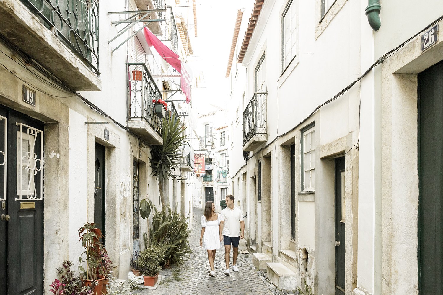 alfama-destination-engagement-session-photographer-ana-lucia-da-cruz-terra-fotografia-flytographer-28.jpg