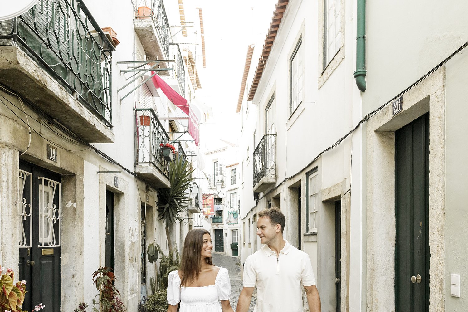 alfama-destination-engagement-session-photographer-ana-lucia-da-cruz-terra-fotografia-flytographer-29.jpg