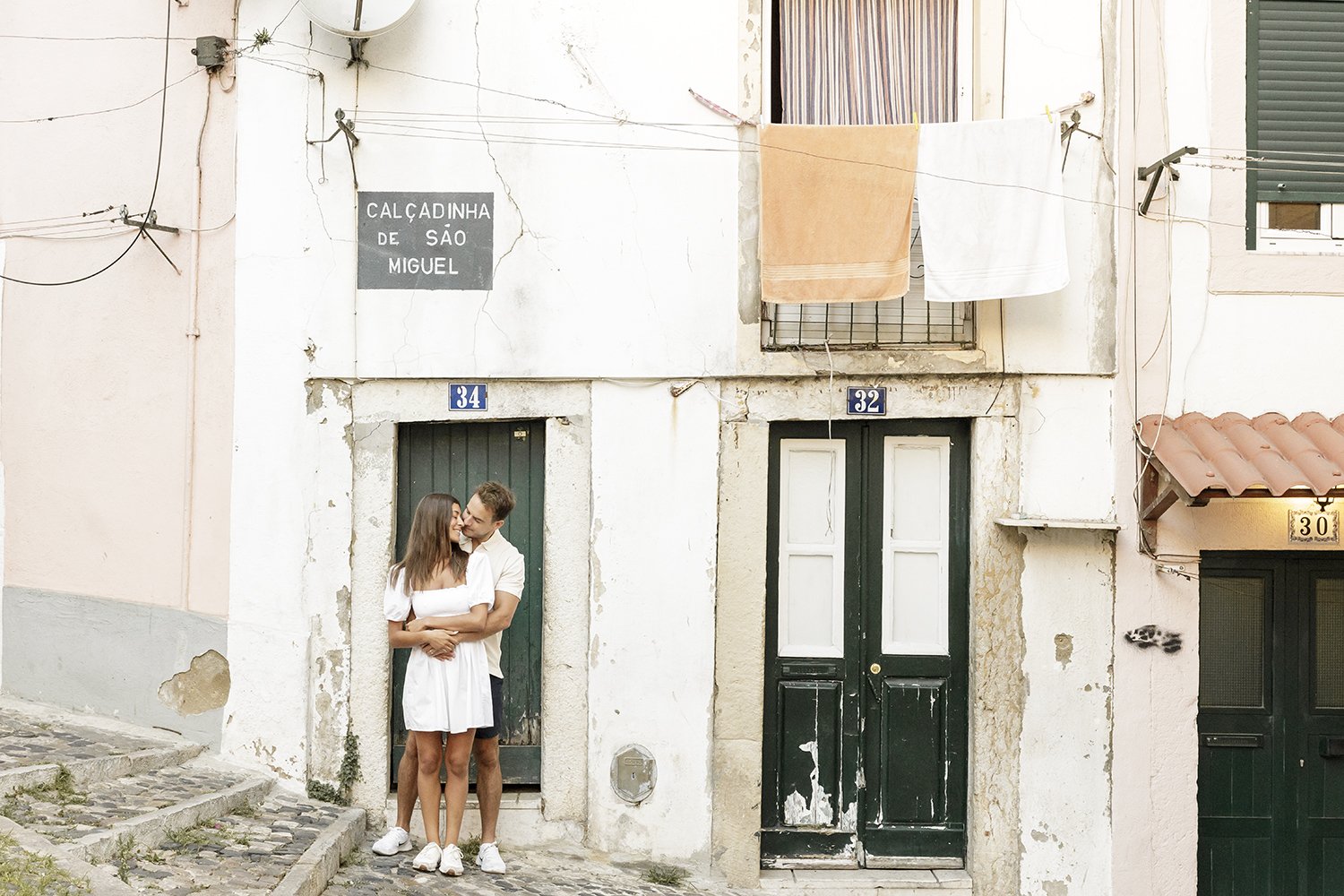 alfama-destination-engagement-session-photographer-ana-lucia-da-cruz-terra-fotografia-flytographer-33.jpg