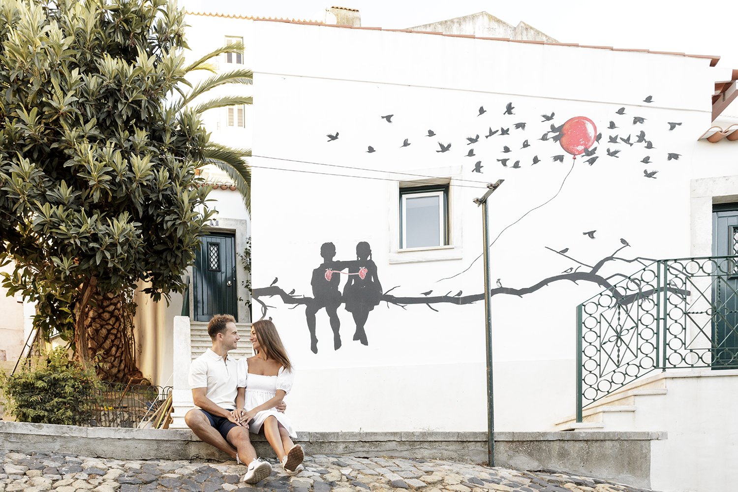 alfama-destination-engagement-session-photographer-ana-lucia-da-cruz-terra-fotografia-flytographer-35.jpg