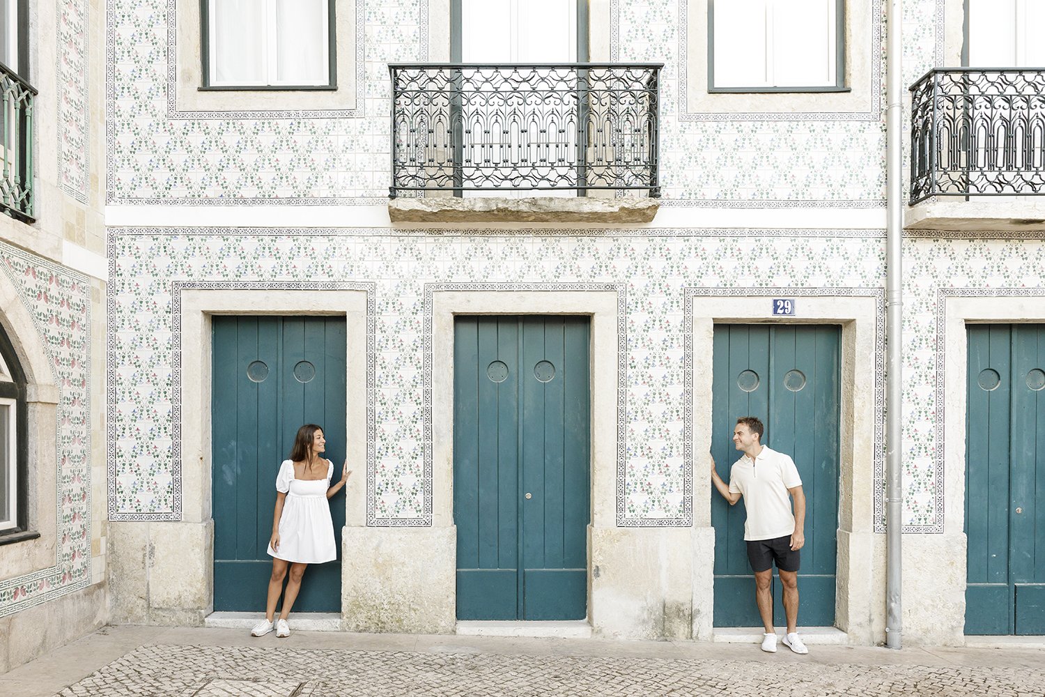 alfama-destination-engagement-session-photographer-ana-lucia-da-cruz-terra-fotografia-flytographer-41.jpg