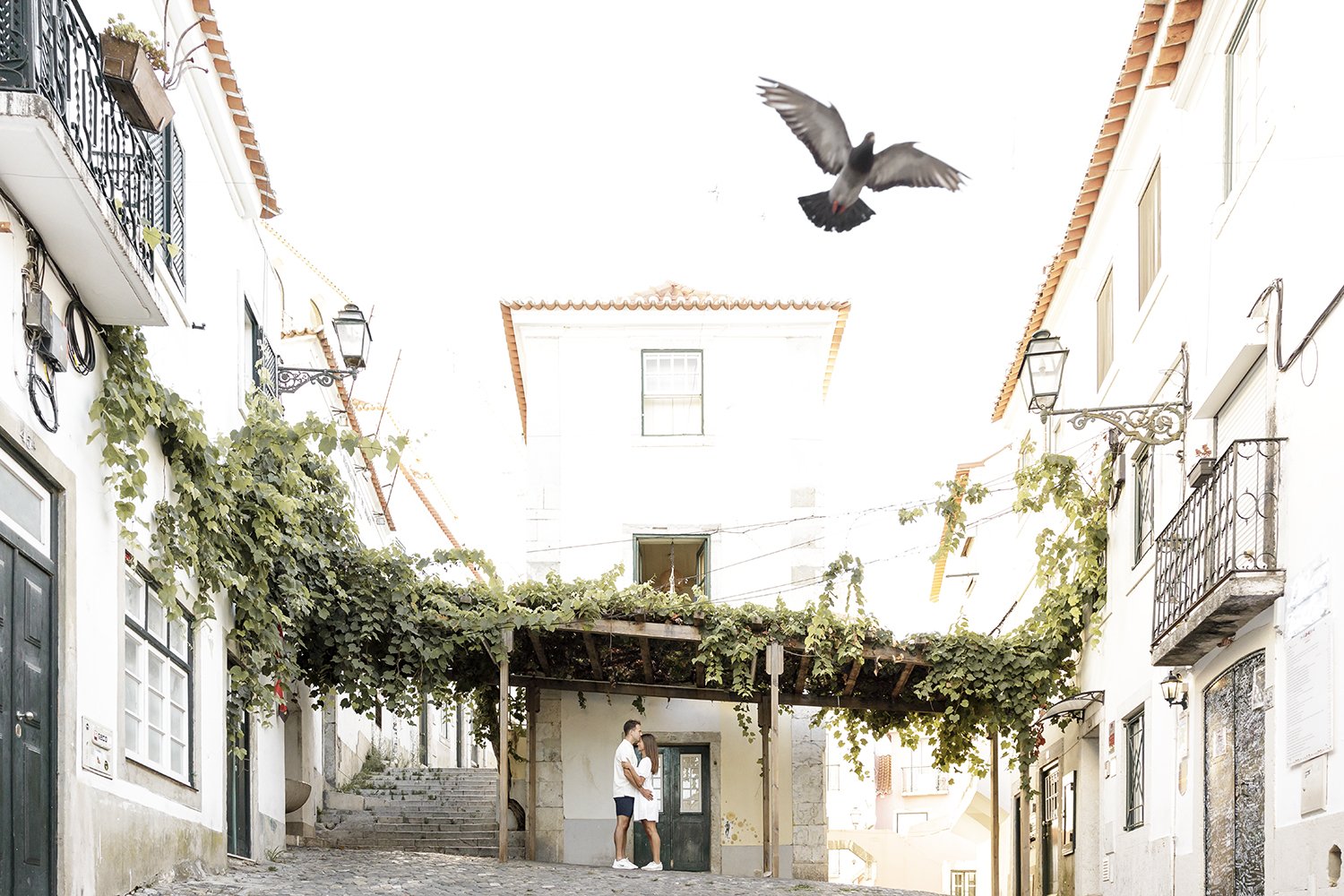 alfama-destination-engagement-session-photographer-ana-lucia-da-cruz-terra-fotografia-flytographer-49.jpg