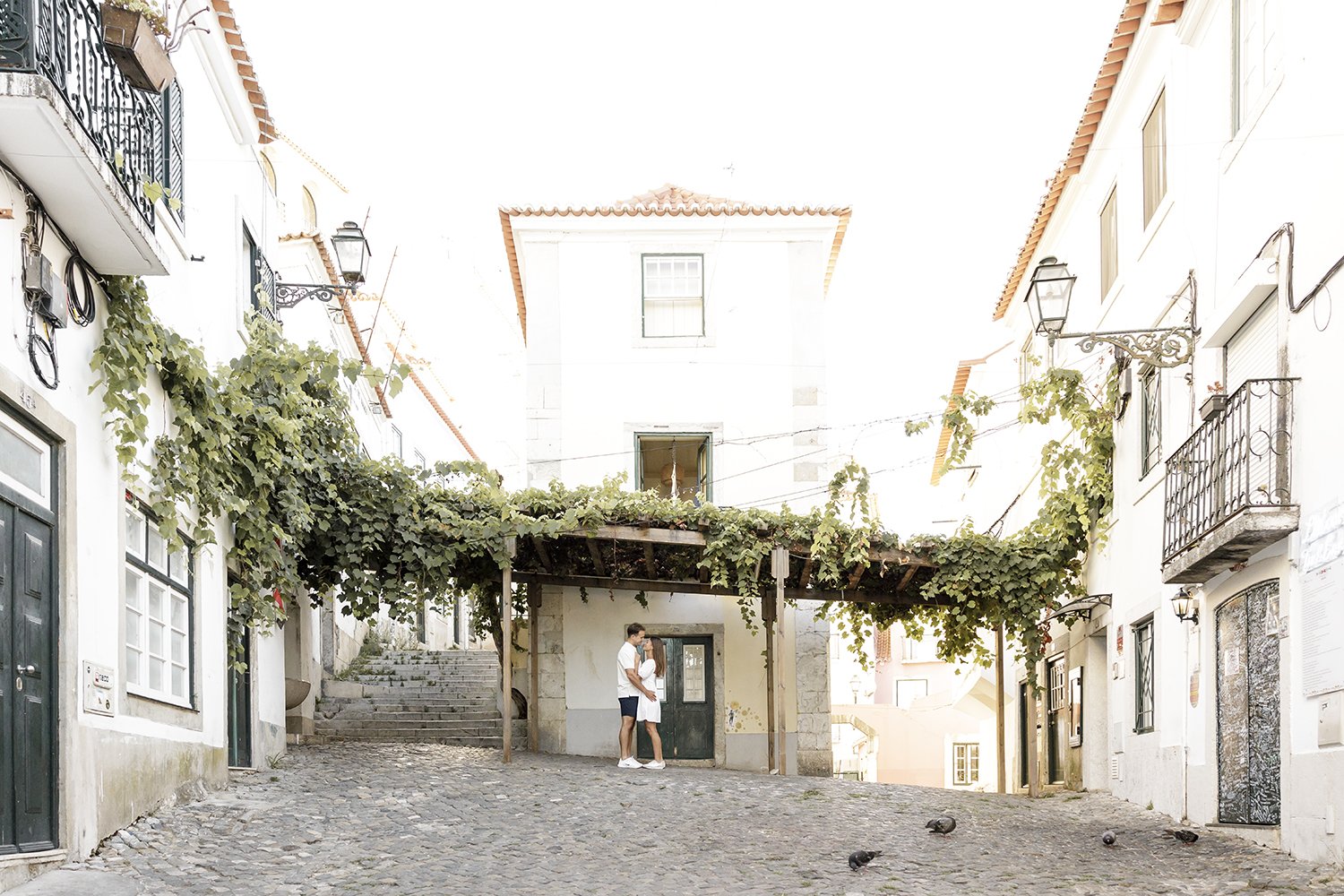 alfama-destination-engagement-session-photographer-ana-lucia-da-cruz-terra-fotografia-flytographer-50.jpg