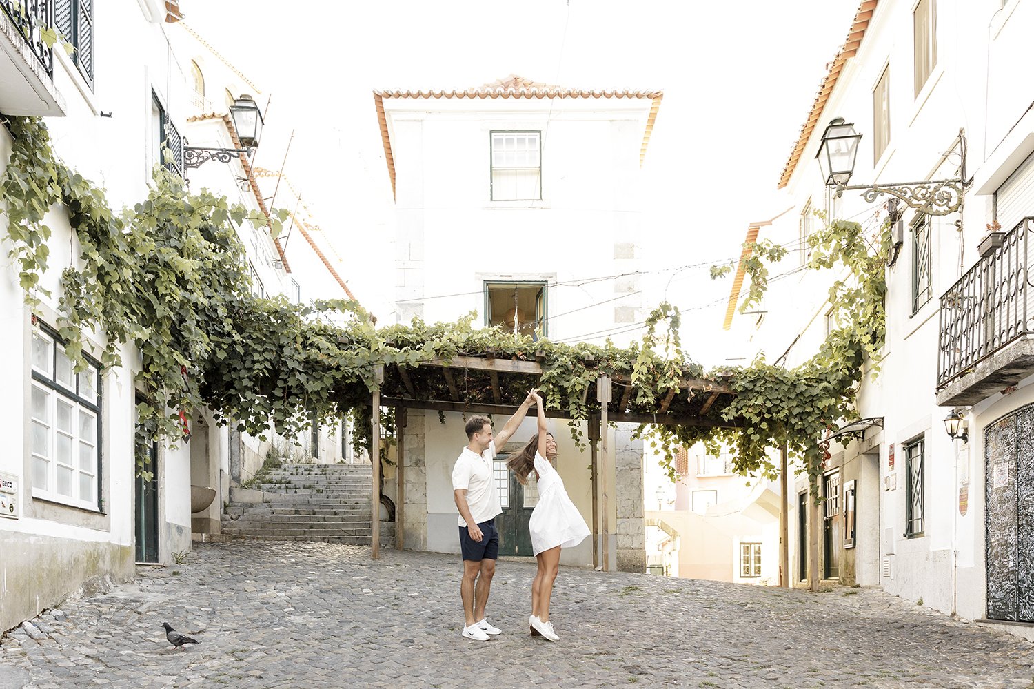 alfama-destination-engagement-session-photographer-ana-lucia-da-cruz-terra-fotografia-flytographer-52.jpg