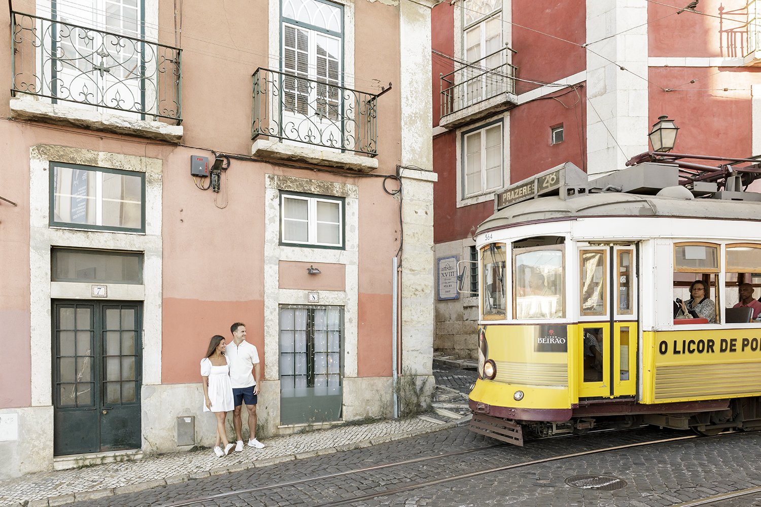 alfama-destination-engagement-session-photographer-ana-lucia-da-cruz-terra-fotografia-flytographer-58.jpg