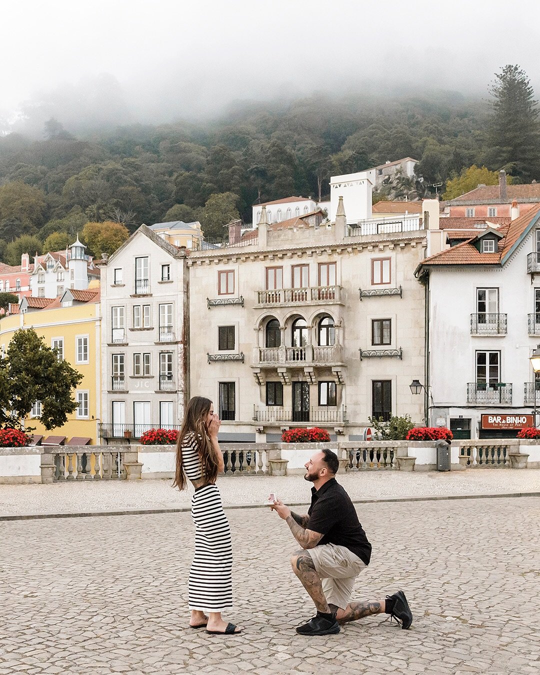 🇵🇹 Um dos pedidos de casamento mais bonitos e emocionantes de sempre! Num lugar que me diz tanto, com todo o nevoeiro e mist&eacute;rio a que Sintra j&aacute; nos habituou, mas, sobretudo, com duas pessoas t&atilde;o &uacute;nicas que me fizeram se