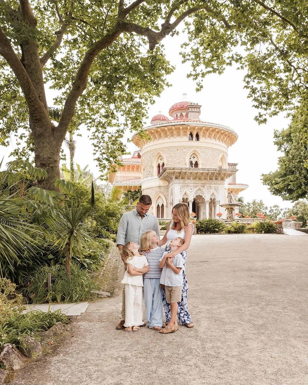 🇵🇹 Uma sess&atilde;o de fam&iacute;lia num dos meus pal&aacute;cios preferidos, o Pal&aacute;cio de Monserrate!

Correram, brincaram, rebolaram pela encosta relvada.. molharam os p&eacute;s, sujaram as roupas.
Apanharam um sapo e tentaram assustar-