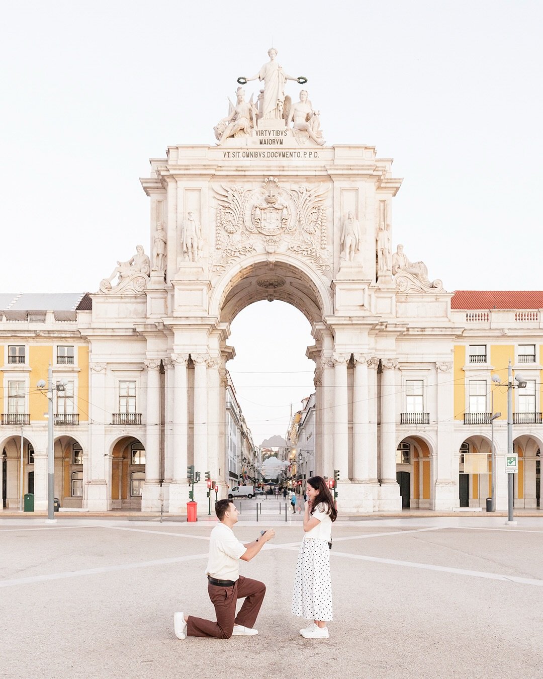 🇵🇹 Lisboa acordou cedo para esta surpresa!
Antes da cidade despertar, houve &ldquo;sim, aceito&rdquo;, dito com o Tejo como testemunha, o sol a nascer cheio de promessas e eu a registar o momento!

S&atilde;o estes instantes &mdash; reais, &iacute;