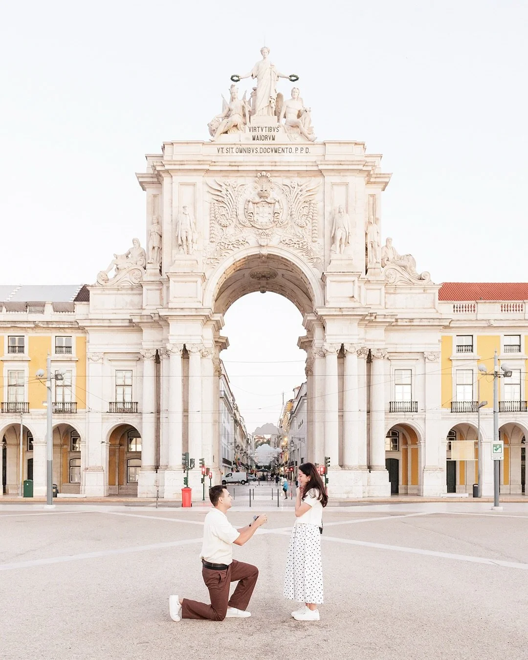 🇵🇹 Lisboa acordou cedo para esta surpresa!
Antes da cidade despertar, houve &ldquo;sim, aceito&rdquo;, dito com o Tejo como testemunha, o sol a nascer cheio de promessas e eu a registar o momento!

S&atilde;o estes instantes &mdash; reais, &iacute;