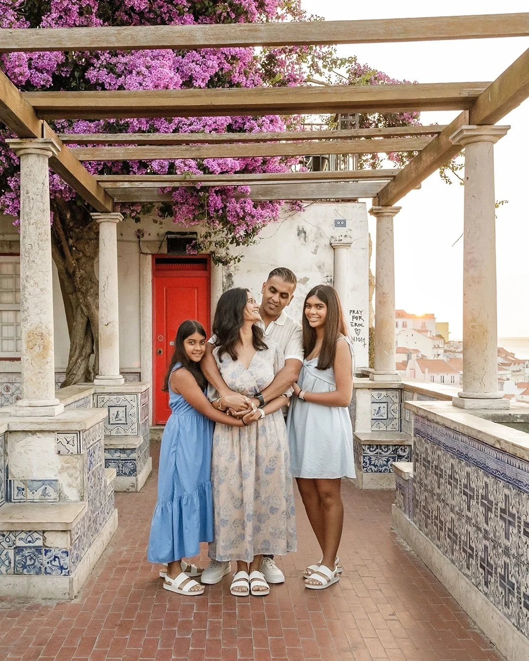 🇵🇹 D&aacute; para acreditar que em menos de nada Lisboa vai voltar a estar assim?
Cheia de luz e cor, com o burburinho de fam&iacute;lias felizes, crian&ccedil;as que brincam, aventureiros que se perdem pelas ruas mais bonitas do mundo.
Claro que n