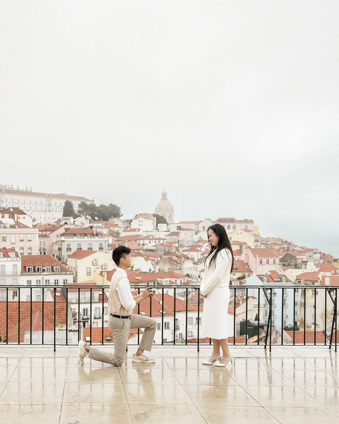 🇵🇹 Sabem o que &eacute; que h&aacute; de mais &uacute;nico e extraordin&aacute;rio?
A certeza de que queres uma pessoa na tua vida, para sempre, todos os dias. E que mesmo um dia frio, cinzento e chuvoso n&atilde;o te vai demover da ideia de a pedi