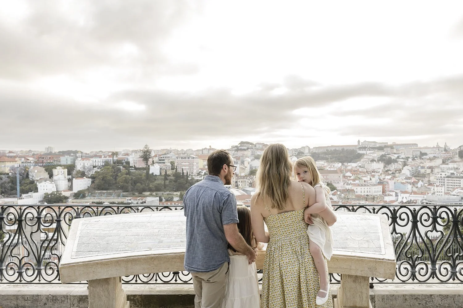 lisbon-family-photographer-largo-carmo-bairro-alto-ana-lucia-da-cruz-terra-fotografia-flytographer-14.jpg