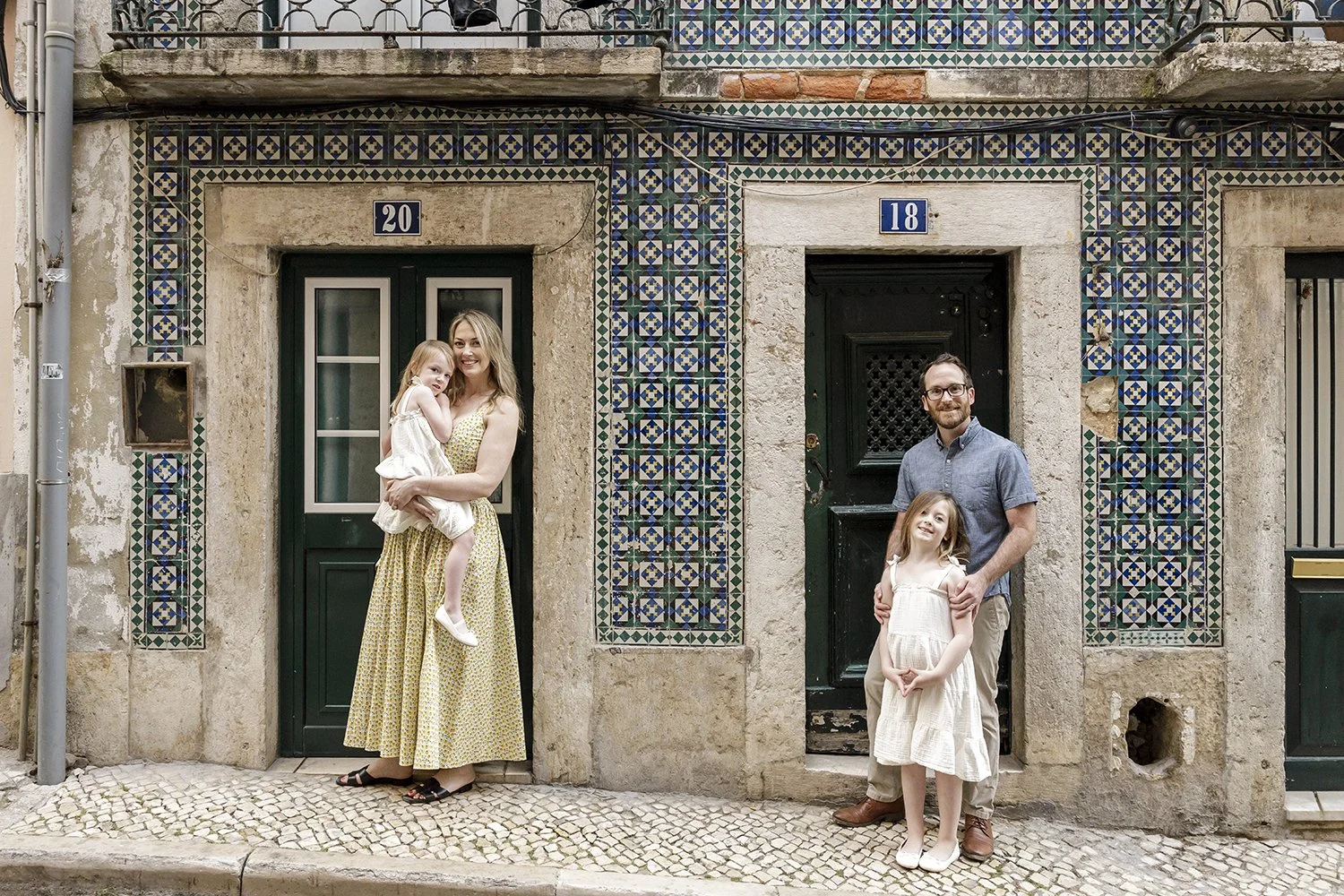 lisbon-family-photographer-largo-carmo-bairro-alto-ana-lucia-da-cruz-terra-fotografia-flytographer-22.jpg