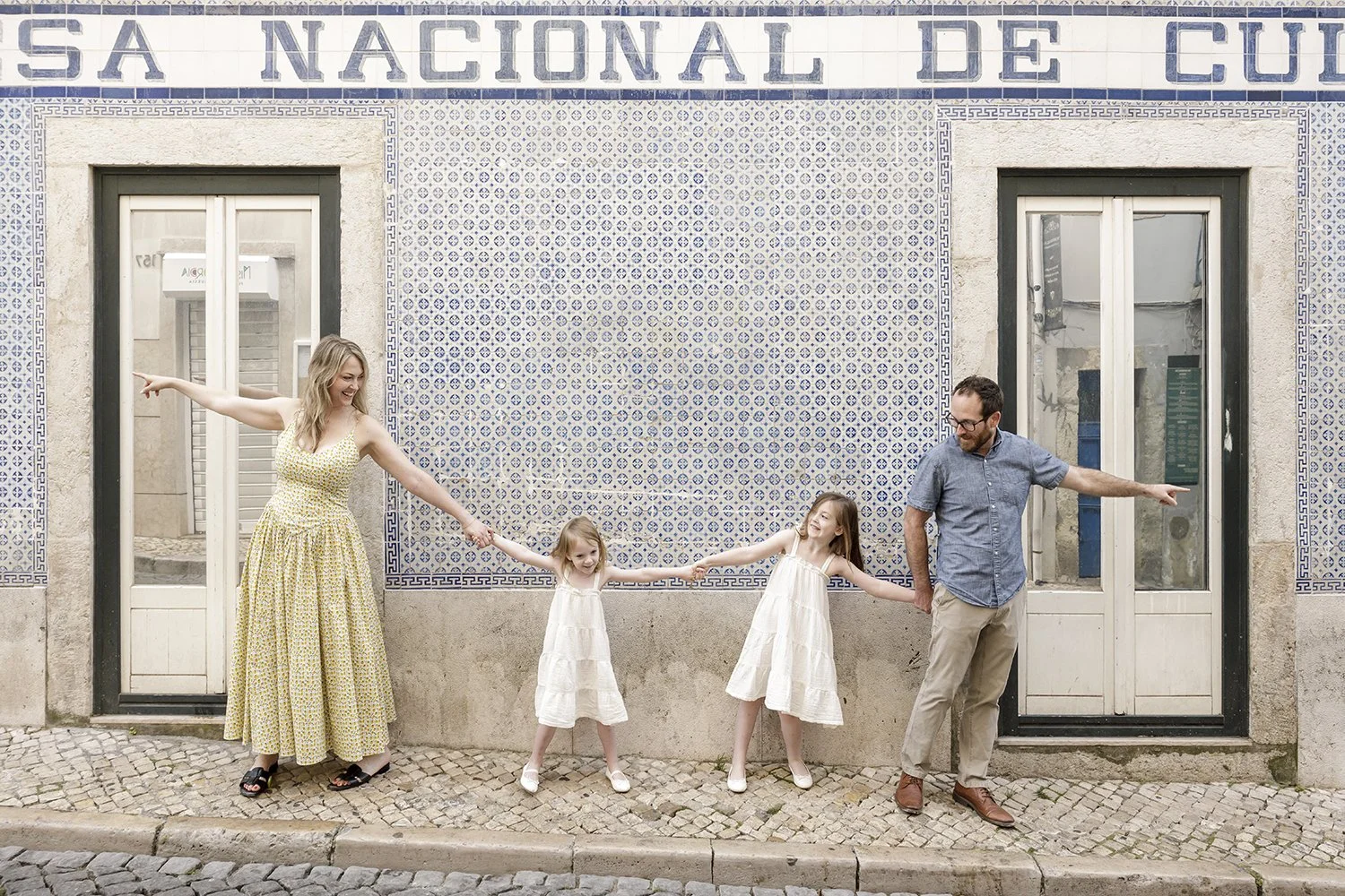 lisbon-family-photographer-largo-carmo-bairro-alto-ana-lucia-da-cruz-terra-fotografia-flytographer-25.jpg