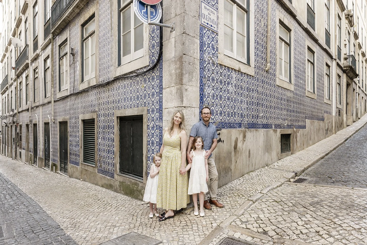 lisbon-family-photographer-largo-carmo-bairro-alto-ana-lucia-da-cruz-terra-fotografia-flytographer-37.jpg