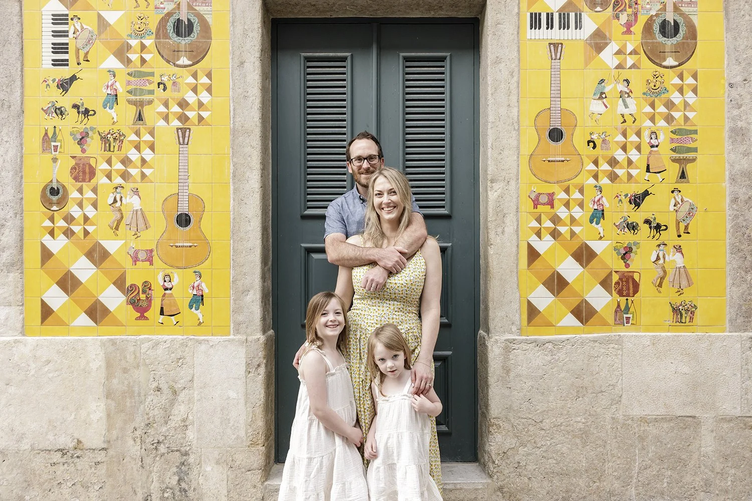 lisbon-family-photographer-largo-carmo-bairro-alto-ana-lucia-da-cruz-terra-fotografia-flytographer-41.jpg