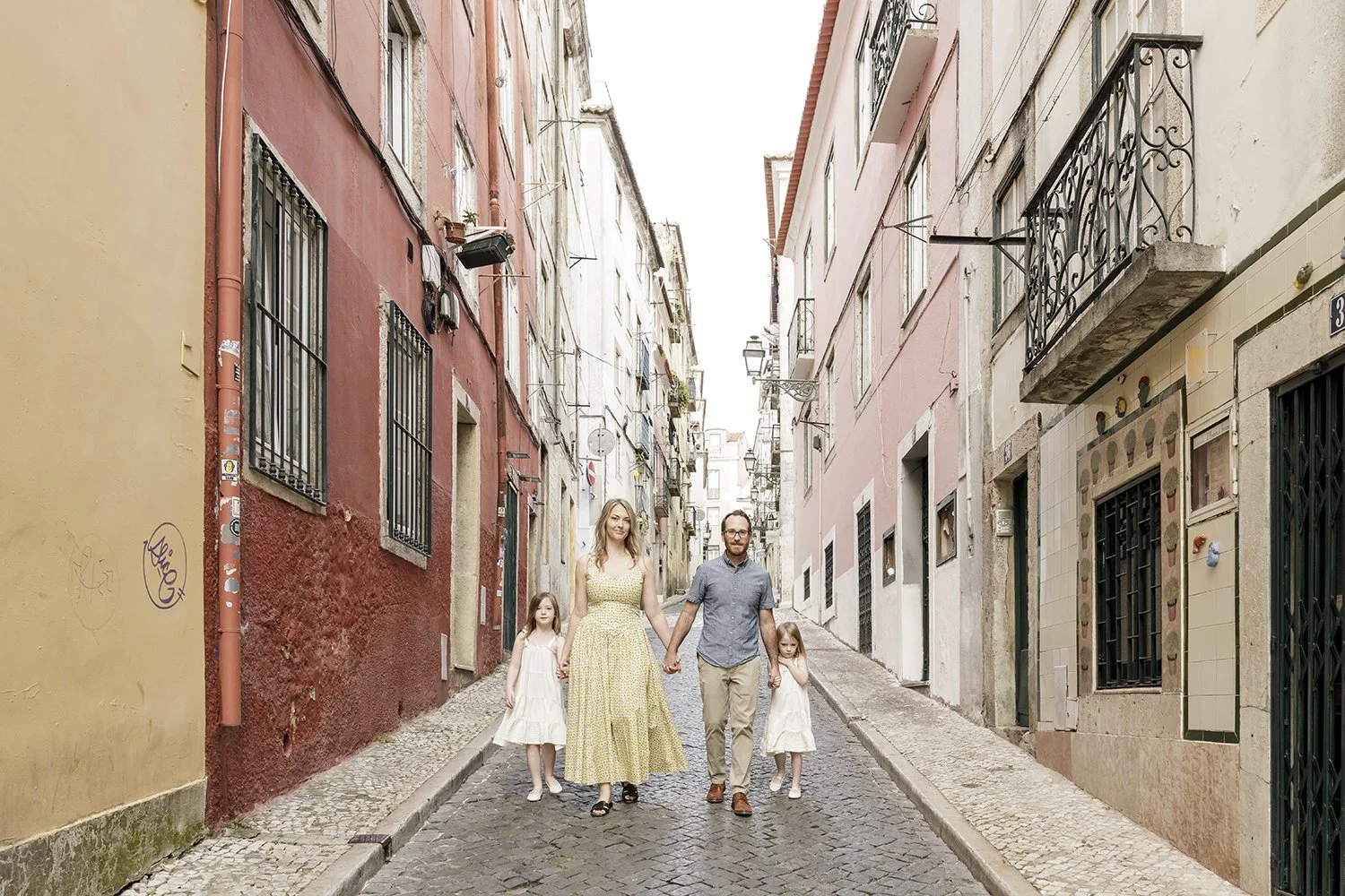 lisbon-family-photographer-largo-carmo-bairro-alto-ana-lucia-da-cruz-terra-fotografia-flytographer-46.jpg