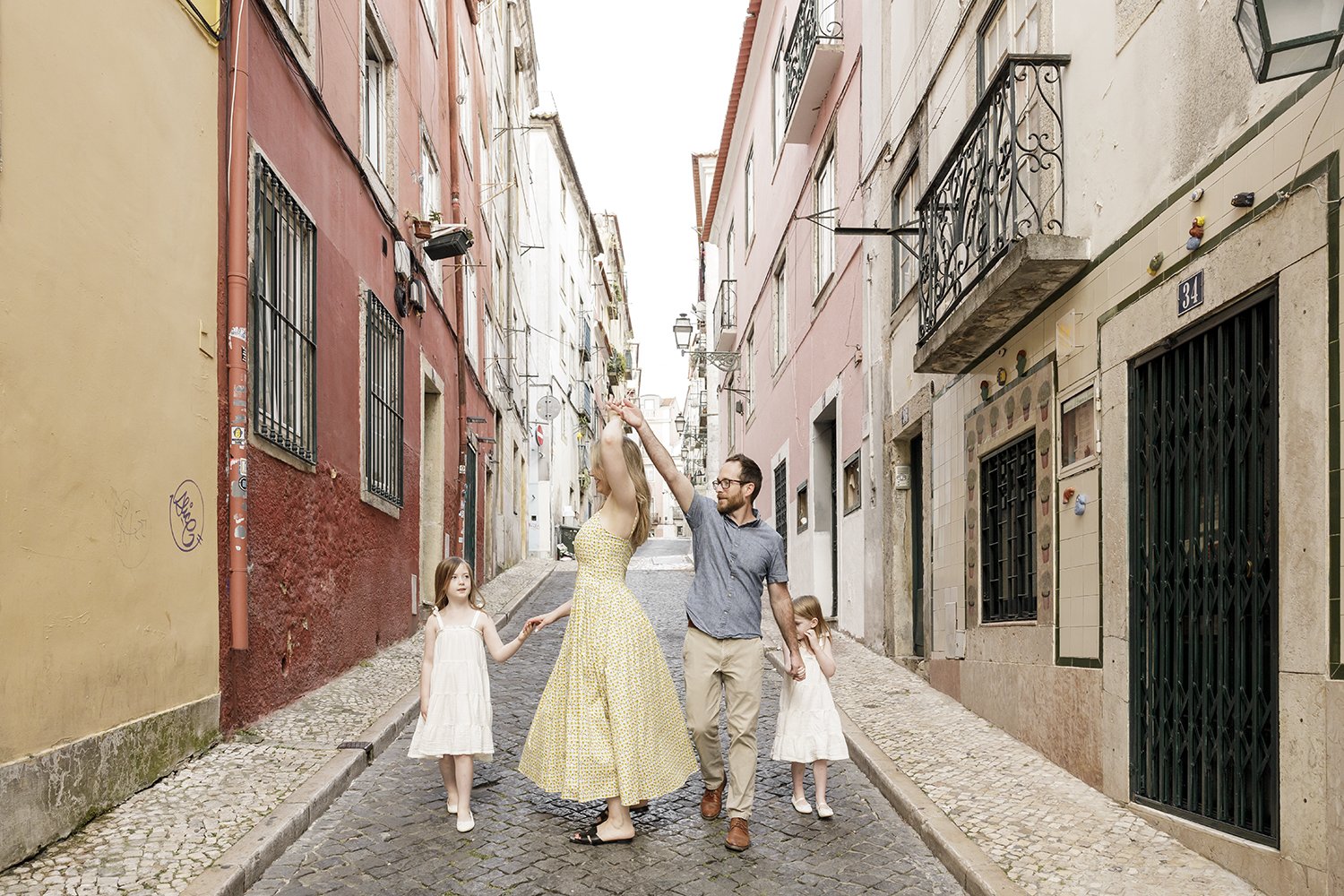 lisbon-family-photographer-largo-carmo-bairro-alto-ana-lucia-da-cruz-terra-fotografia-flytographer-47.jpg
