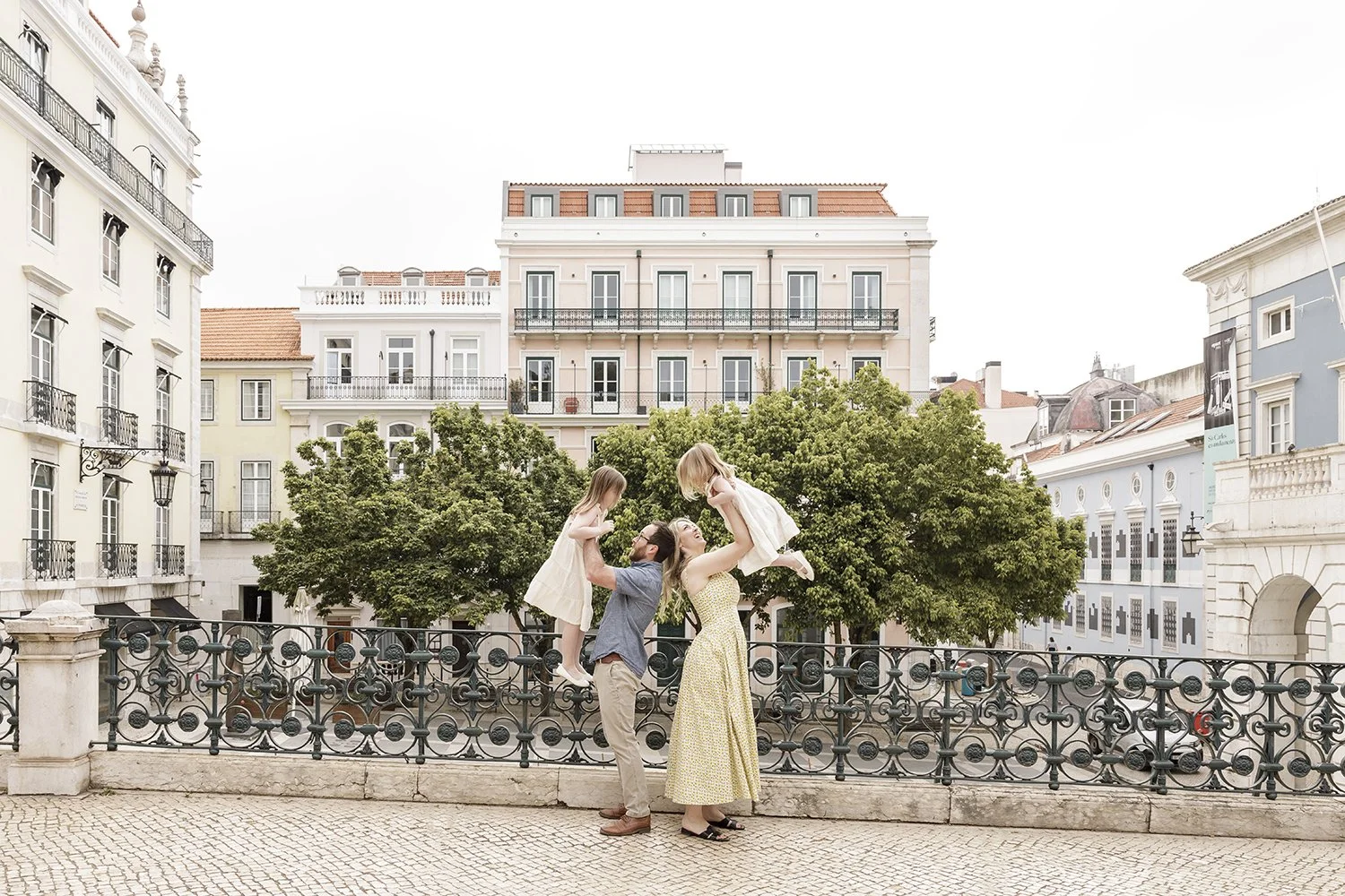 lisbon-family-photographer-largo-carmo-bairro-alto-ana-lucia-da-cruz-terra-fotografia-flytographer-54.jpg