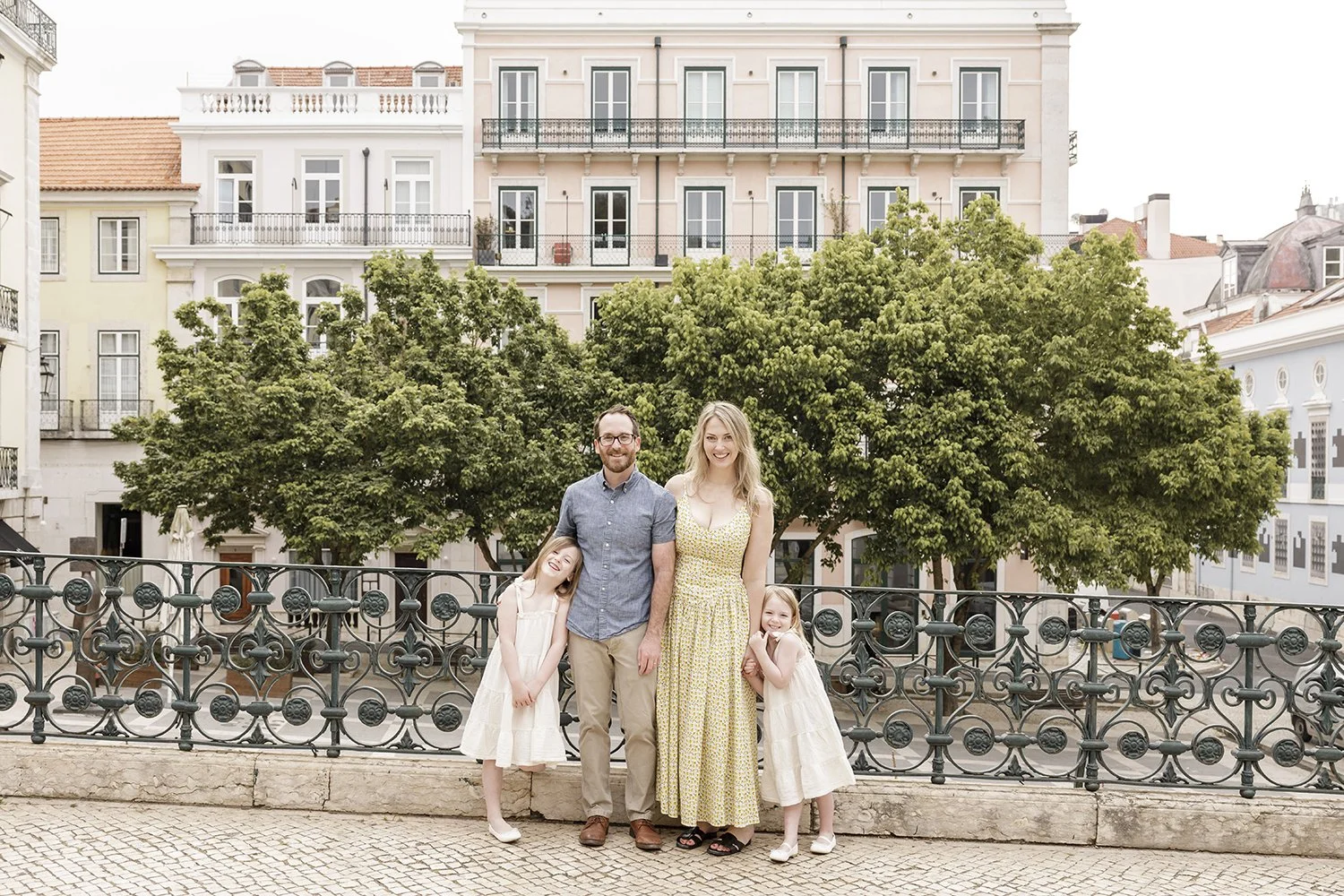 lisbon-family-photographer-largo-carmo-bairro-alto-ana-lucia-da-cruz-terra-fotografia-flytographer-57.jpg