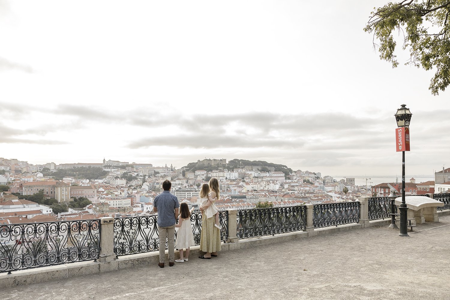 lisbon-family-photographer-largo-carmo-bairro-alto-ana-lucia-da-cruz-terra-fotografia-flytographer-02.jpg