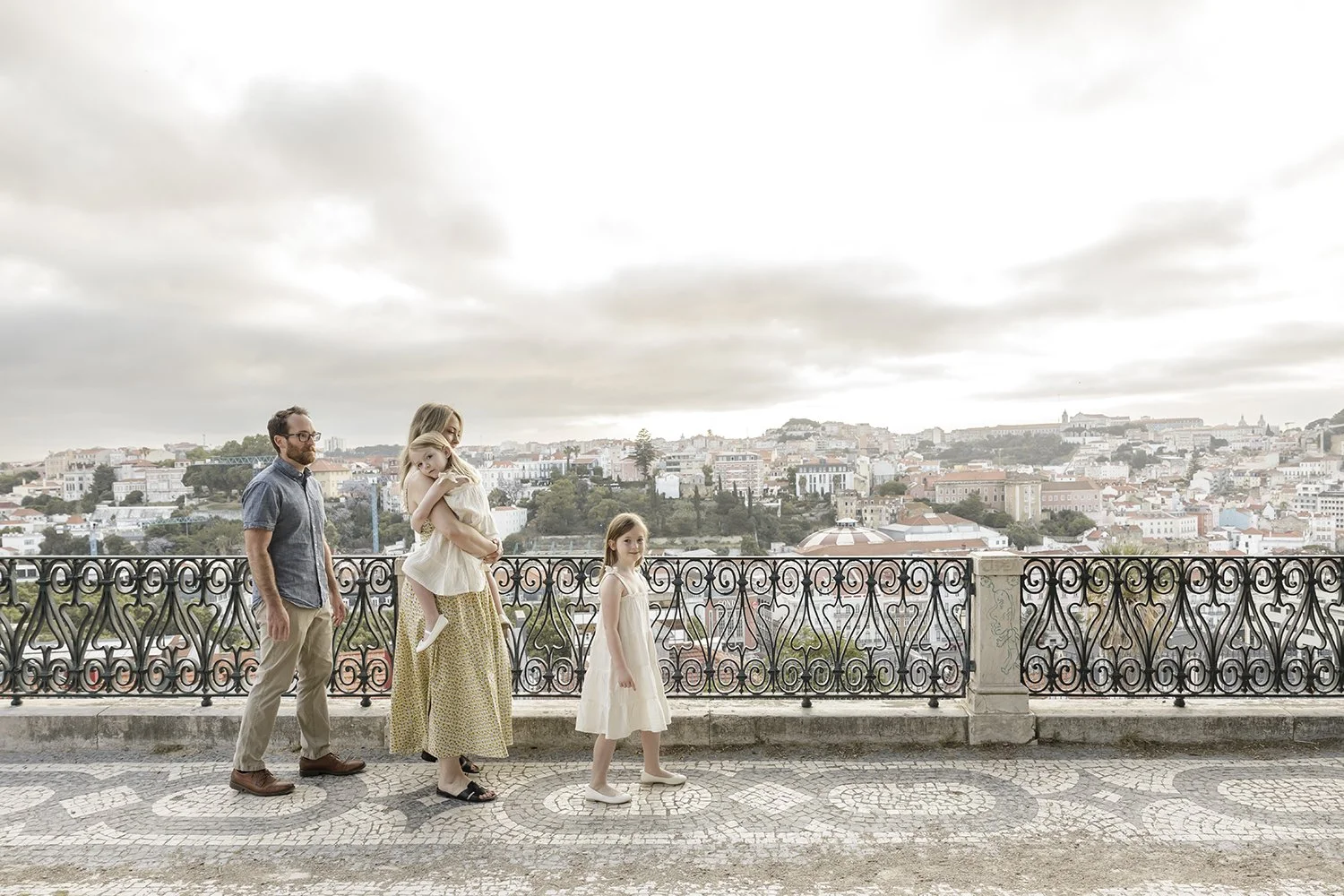 lisbon-family-photographer-largo-carmo-bairro-alto-ana-lucia-da-cruz-terra-fotografia-flytographer-09.jpg
